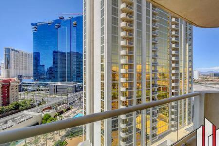 Mgm Signature-15-717 F1 Track & Strip View Balcony Holiday home Las Vegas