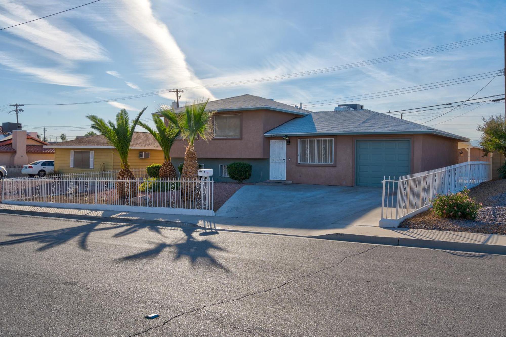 Family Reunion, Remodeled, King Beds, X-box, Desks Las Vegas