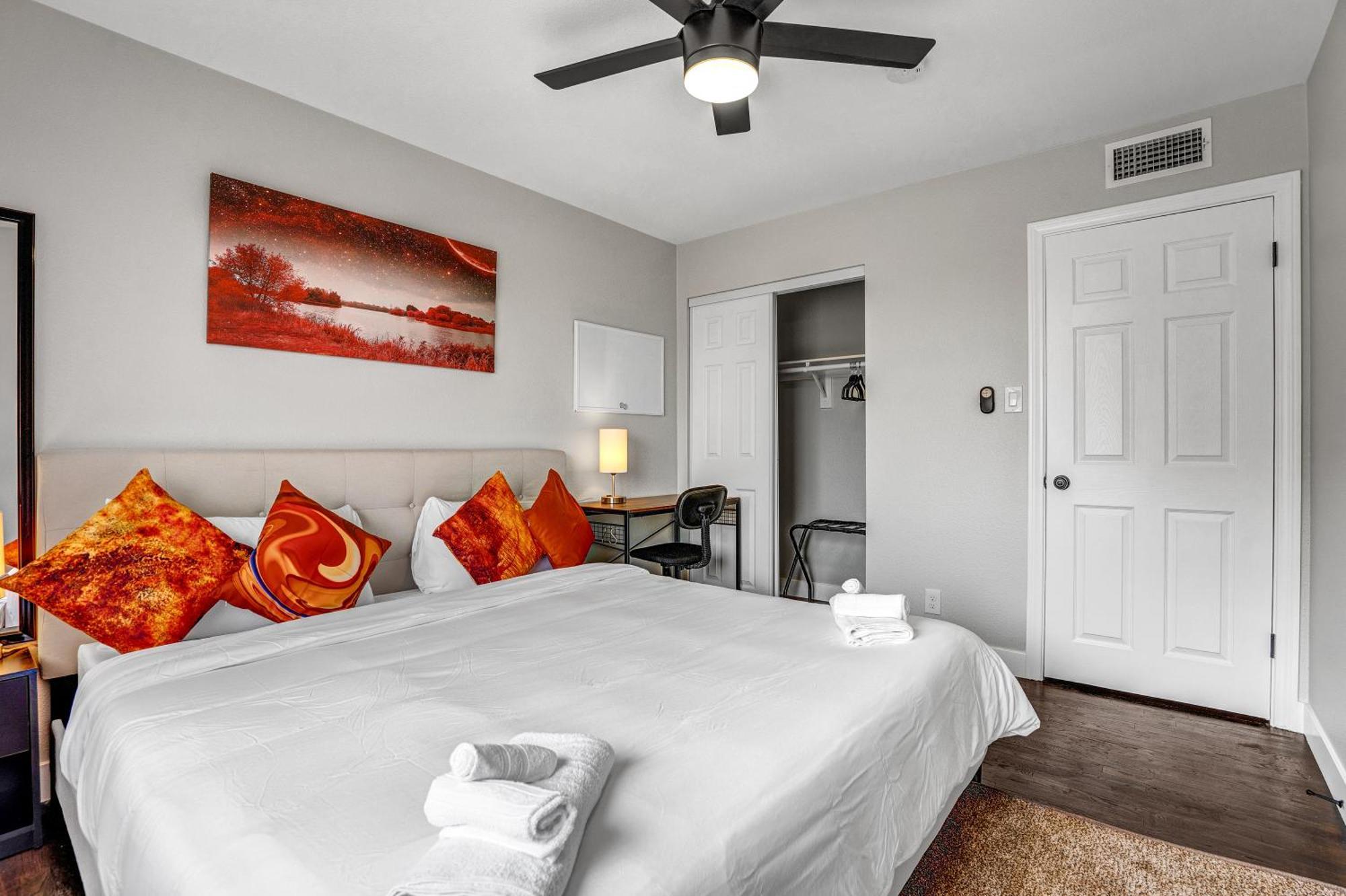 Family Reunion, Remodeled, King Beds, X-box, Desks * Las Vegas