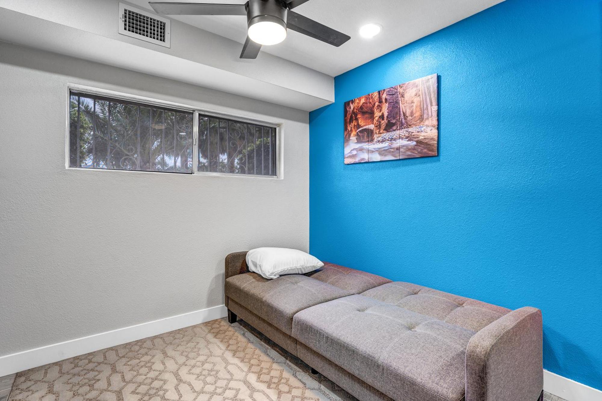 Family Reunion, Remodeled, King Beds, X-box, Desks Las Vegas