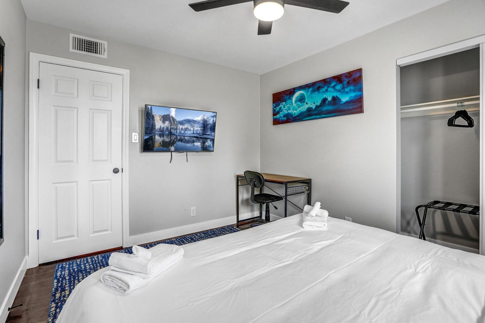 Holiday home Family Reunion, Remodeled, King Beds, X-box, Desks *