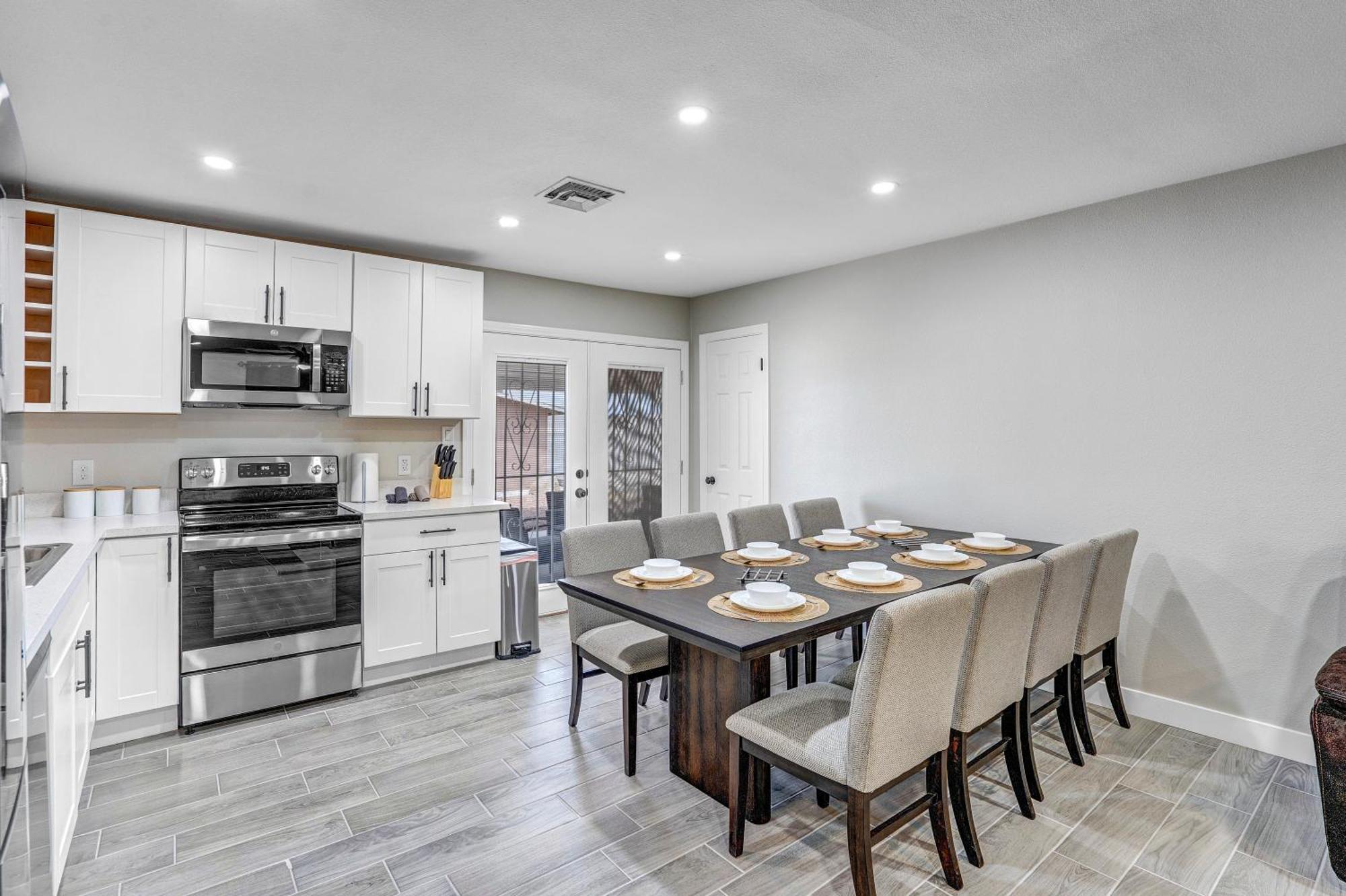 Holiday home Family Reunion, Remodeled, King Beds, X-box, Desks Las Vegas