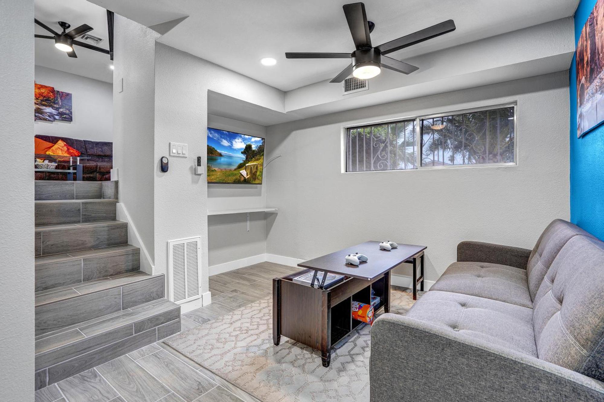 Family Reunion, Remodeled, King Beds, X-box, Desks Holiday home Las Vegas