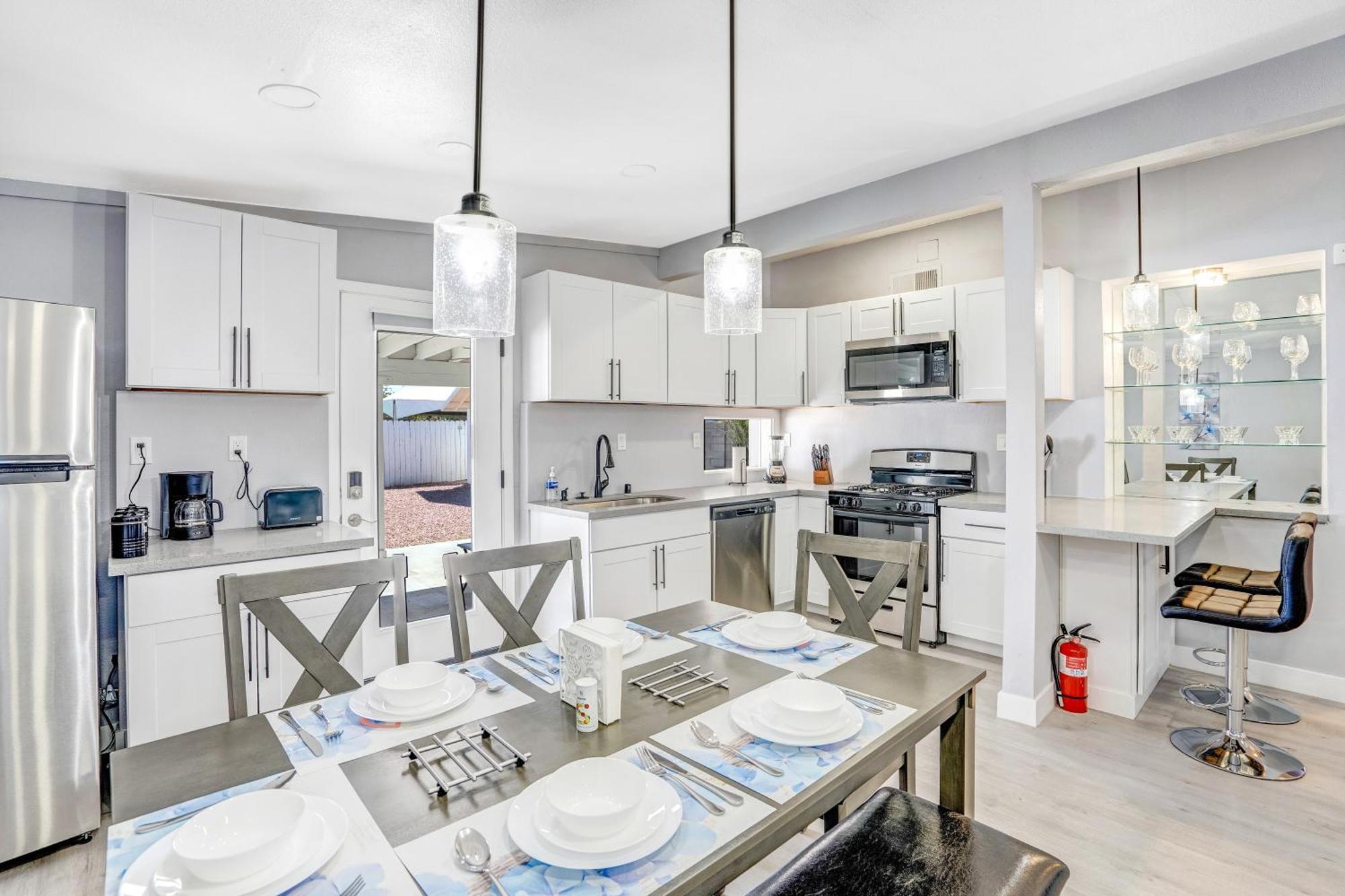 Ferienhaus Fully Remodeled, Landscaped, King Beds, Desk Space *