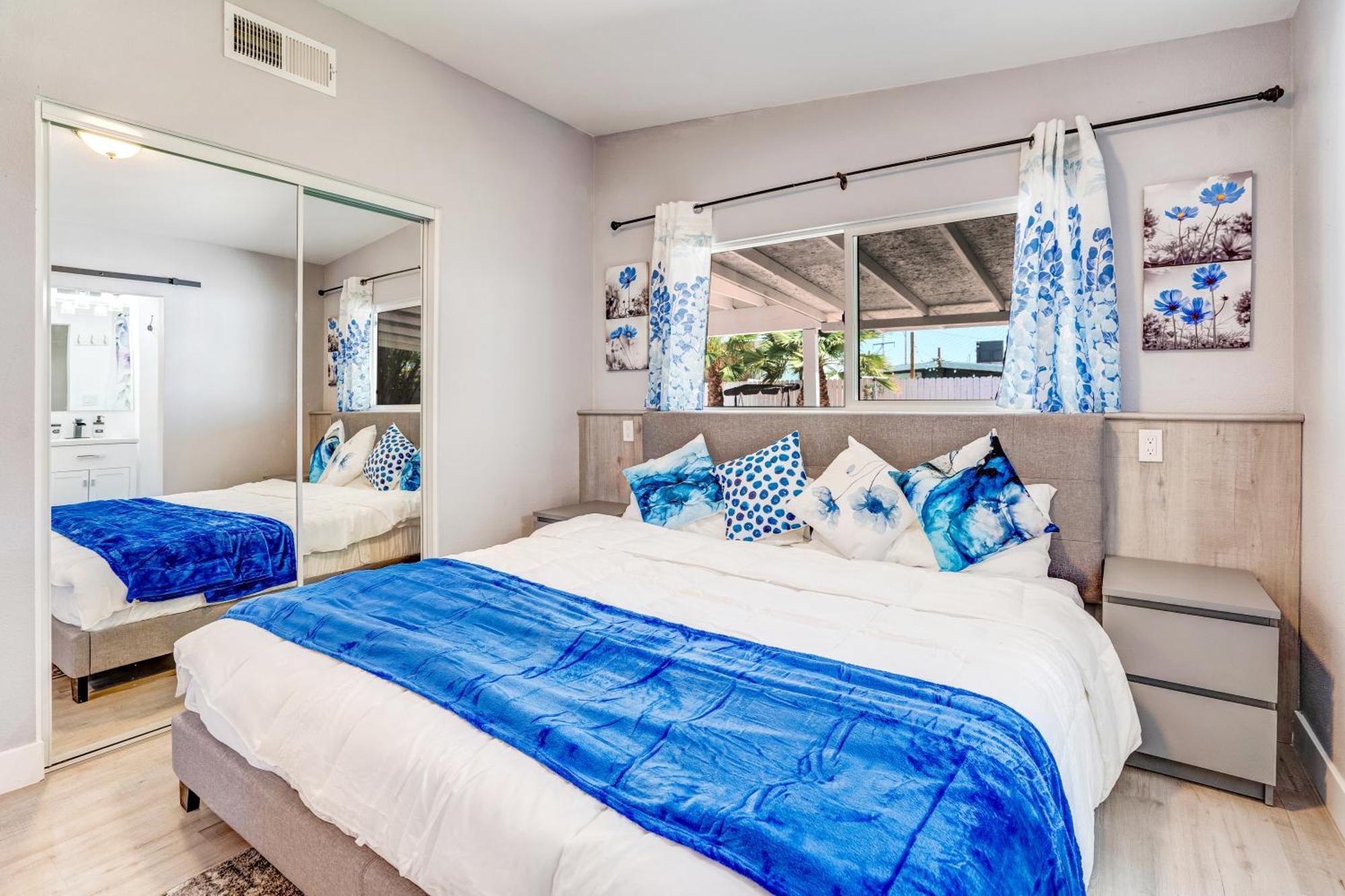 Ferienhaus Fully Remodeled, Landscaped, King Beds, Desk Space