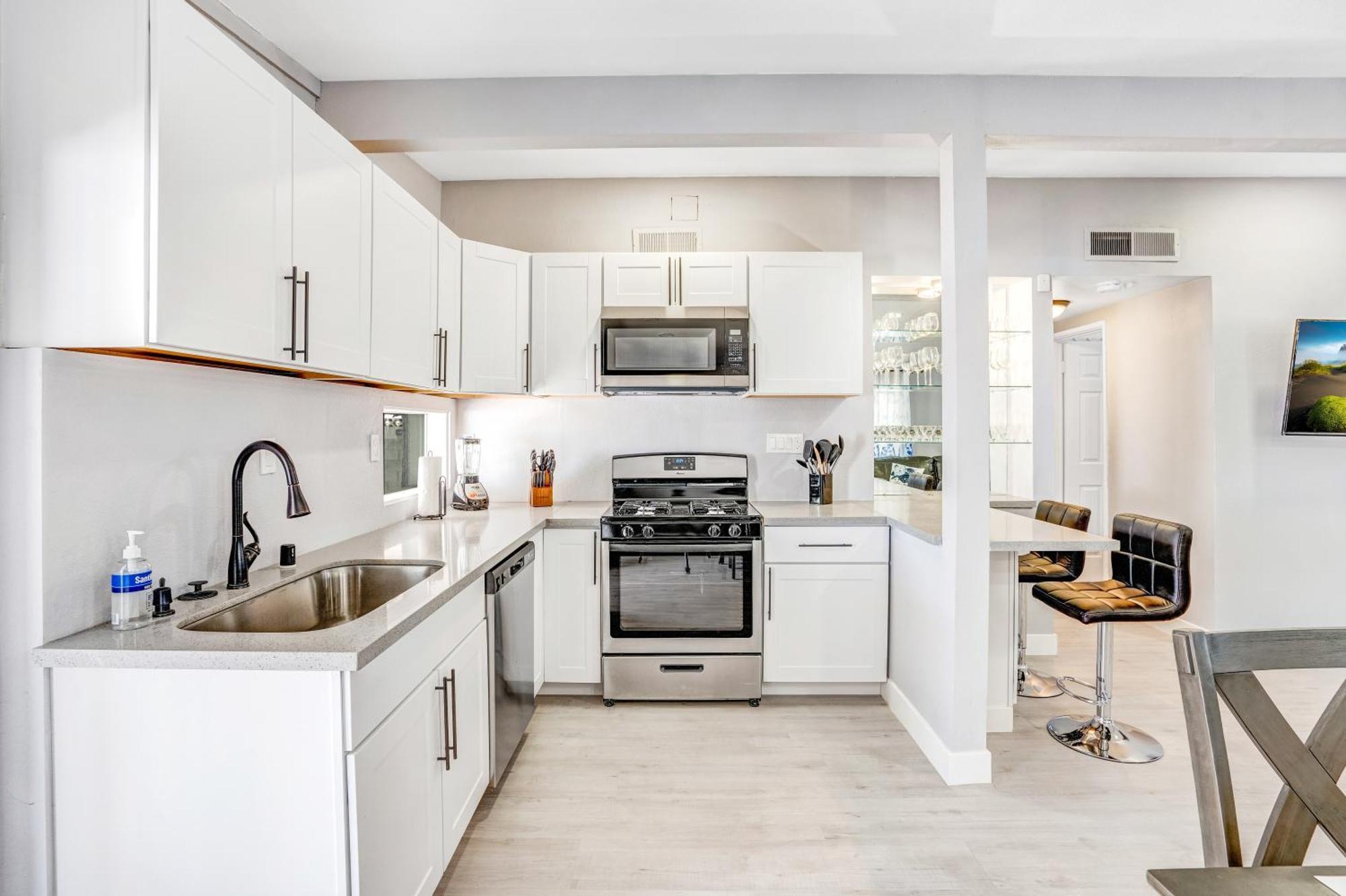 Fully Remodeled, Landscaped, King Beds, Desk Space Las Vegas