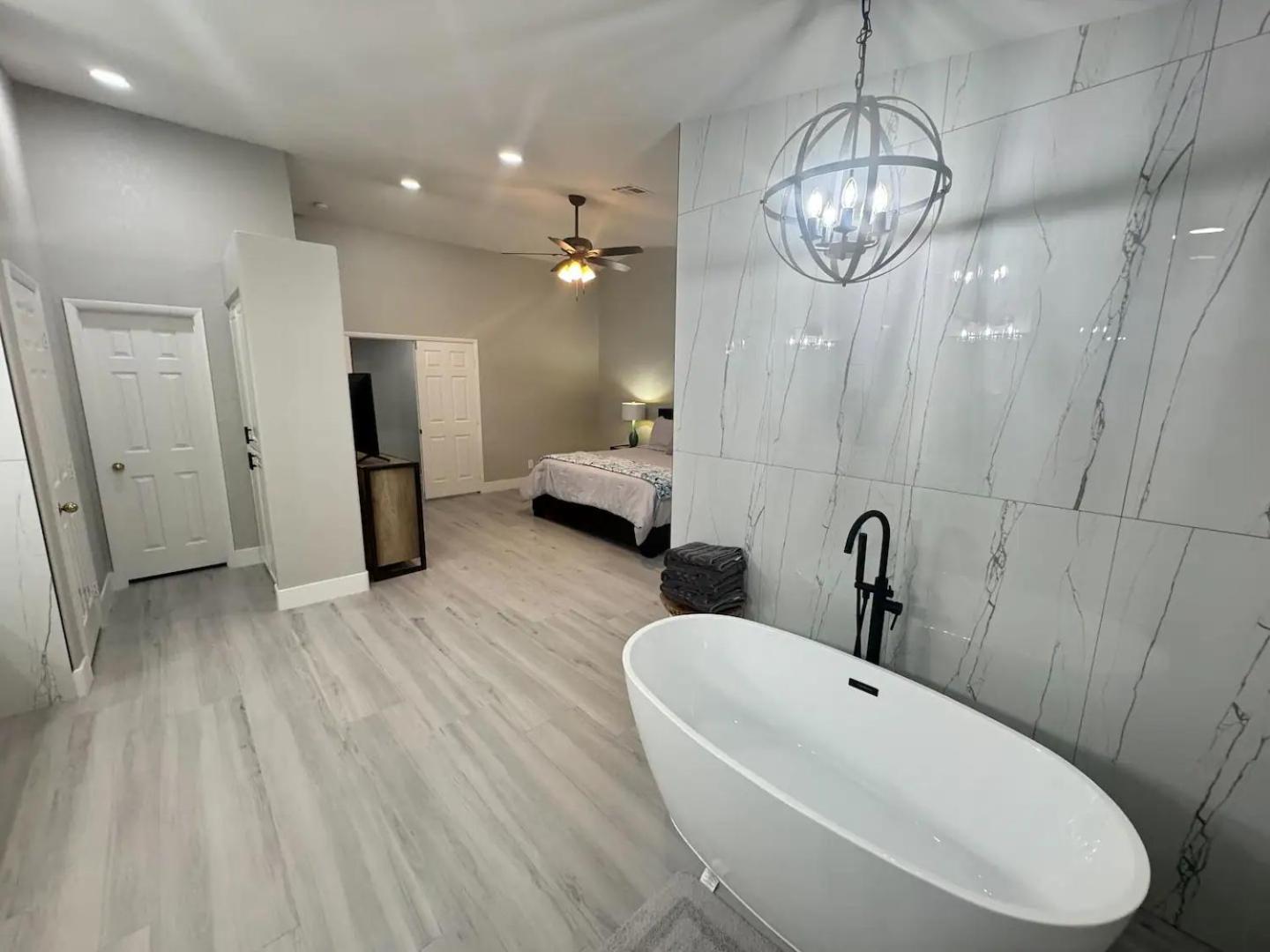 Delightful 4 Bedroom House With Pool! Las Vegas
