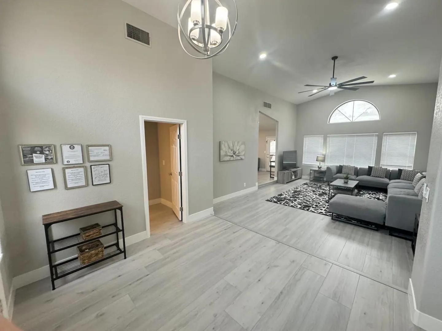 Delightful 4 Bedroom House With Pool!