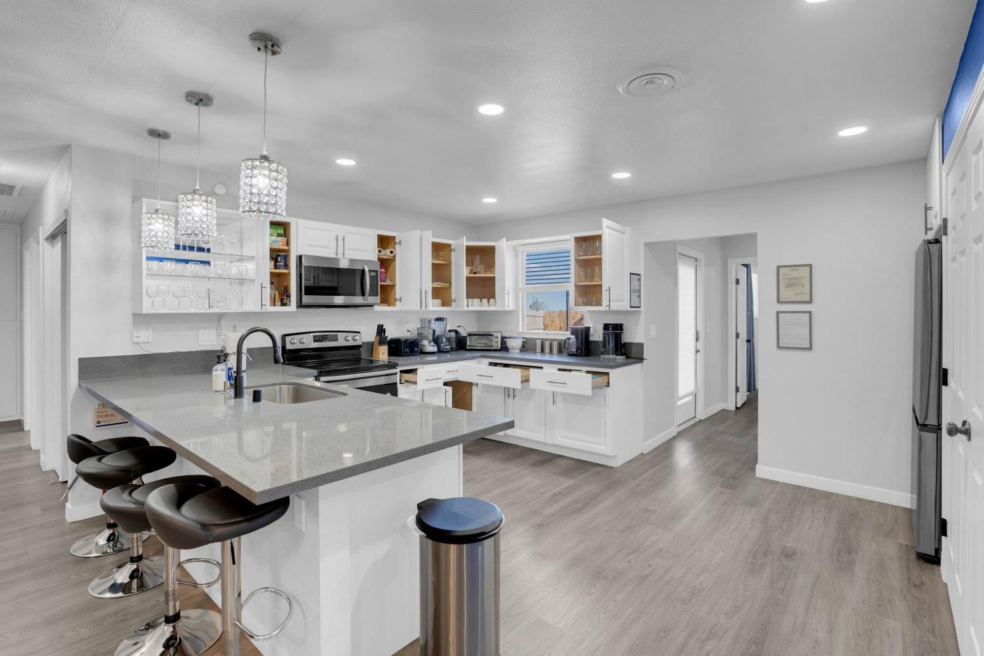 Big Group, Remodeled, Landscaped, King Beds, Desks Holiday home *