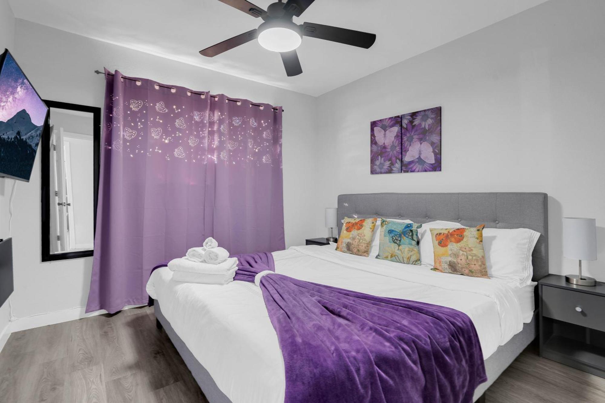 Big Group, Remodeled, Landscaped, King Beds, Desks * Las Vegas