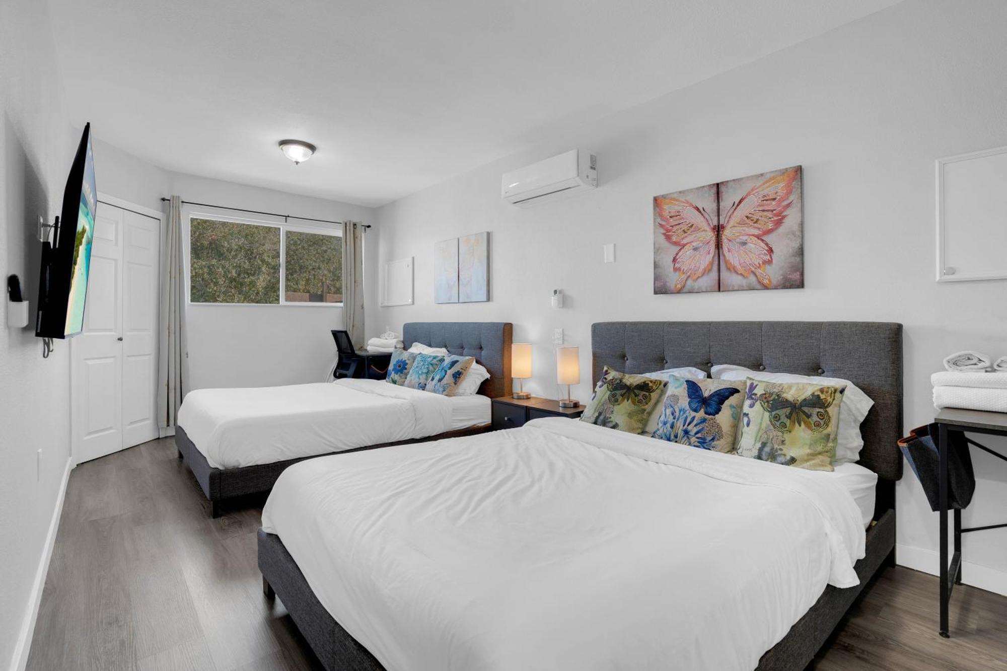 Big Group, Remodeled, Landscaped, King Beds, Desks * Las Vegas