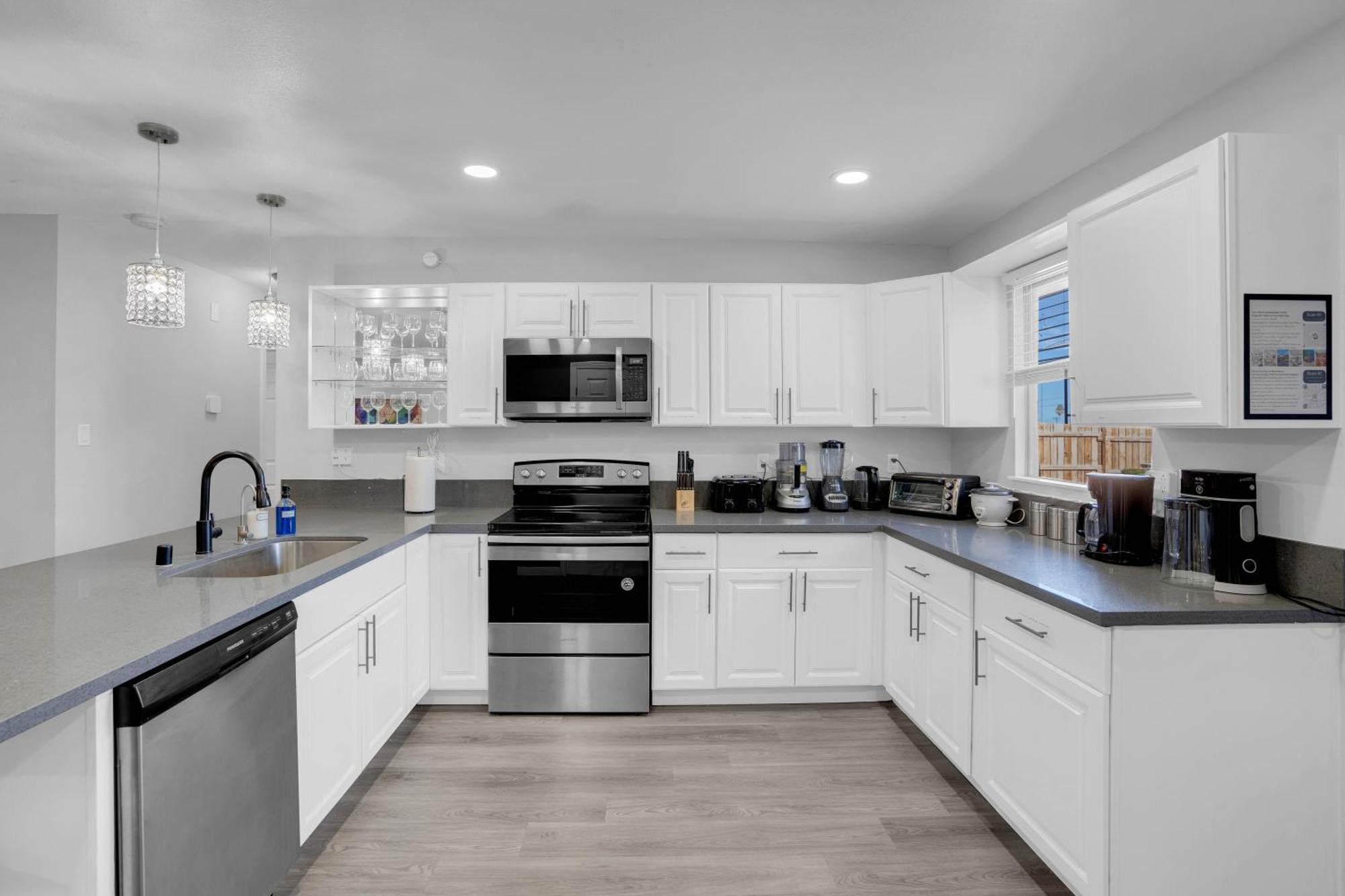 Big Group, Remodeled, Landscaped, King Beds, Desks Casa vacanze
