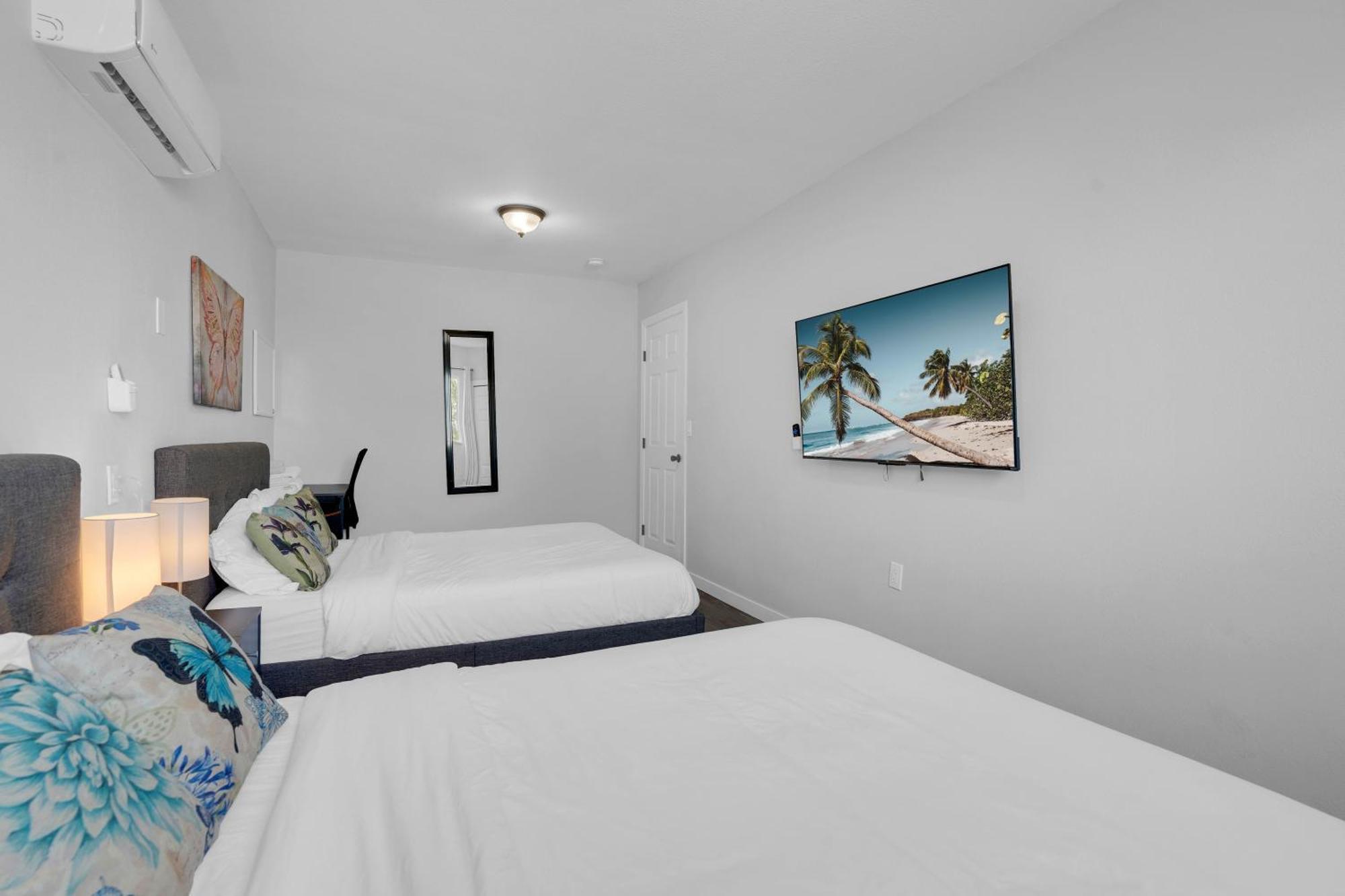Big Group, Remodeled, Landscaped, King Beds, Desks Holiday home Las Vegas