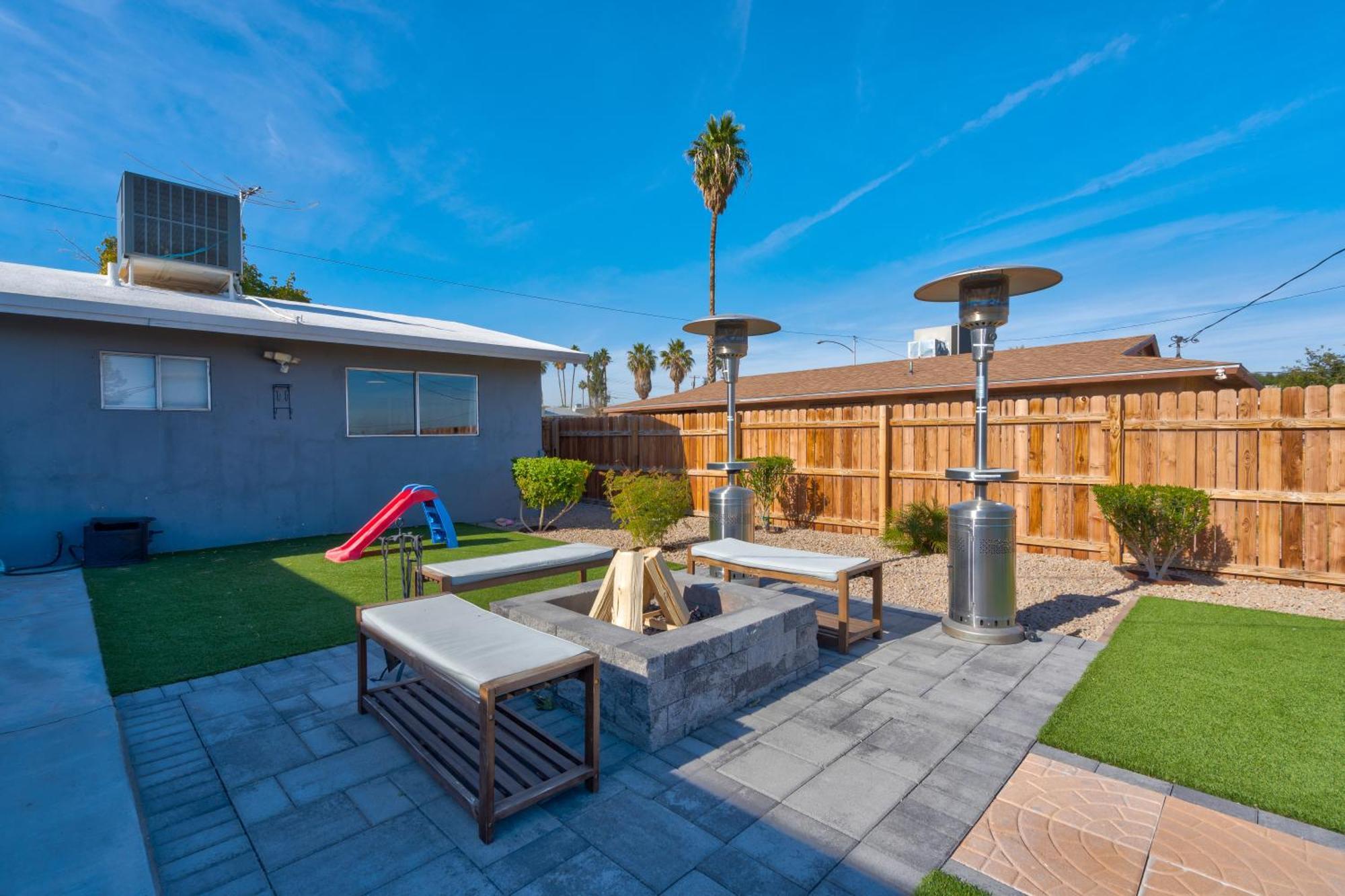 Big Group, Remodeled, Landscaped, King Beds, Desks Las Vegas