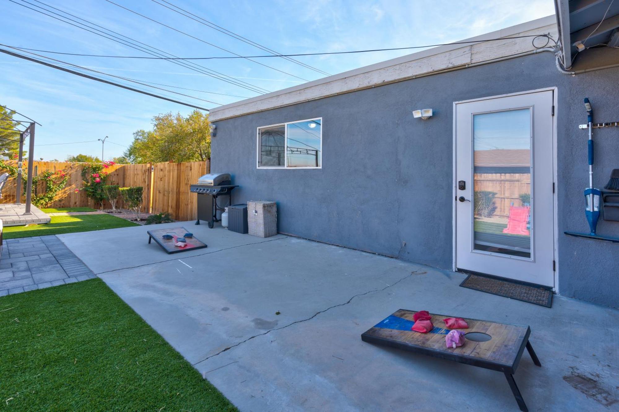 Big Group, Remodeled, Landscaped, King Beds, Desks Holiday home