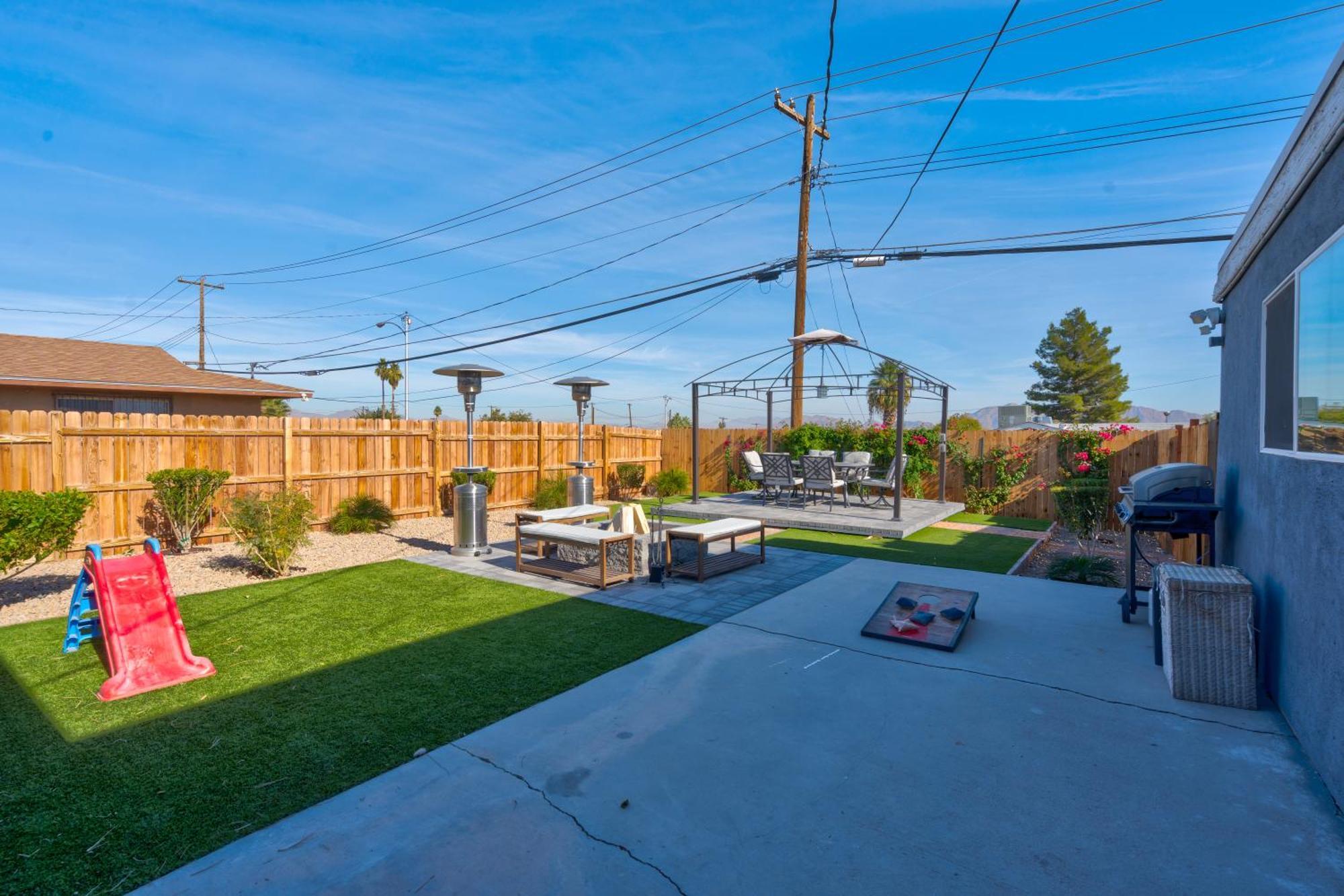 Holiday home Big Group, Remodeled, Landscaped, King Beds, Desks *