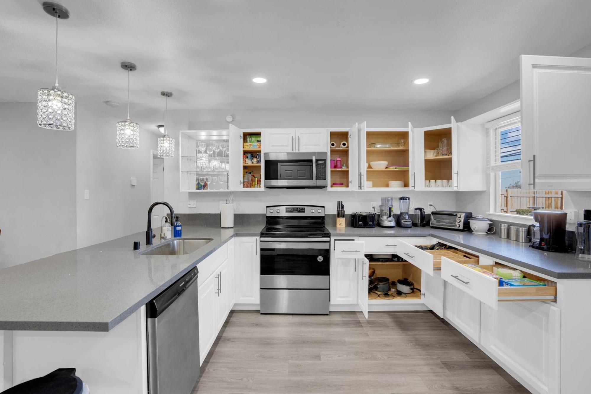 Holiday home Big Group, Remodeled, Landscaped, King Beds, Desks
