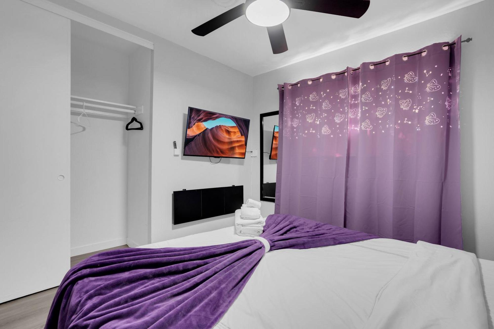 Big Group, Remodeled, Landscaped, King Beds, Desks Holiday home Las Vegas