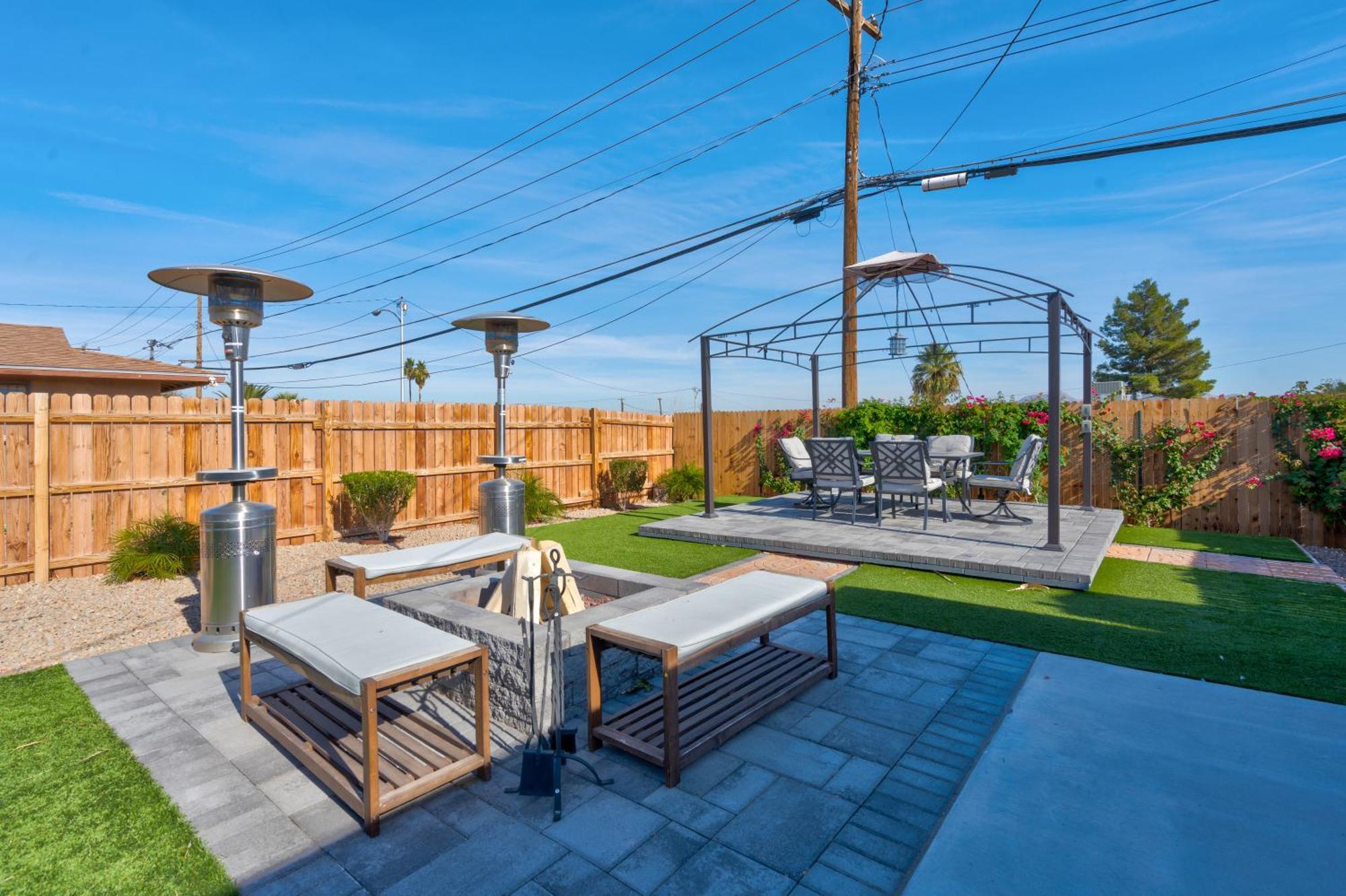 Big Group, Remodeled, Landscaped, King Beds, Desks Las Vegas