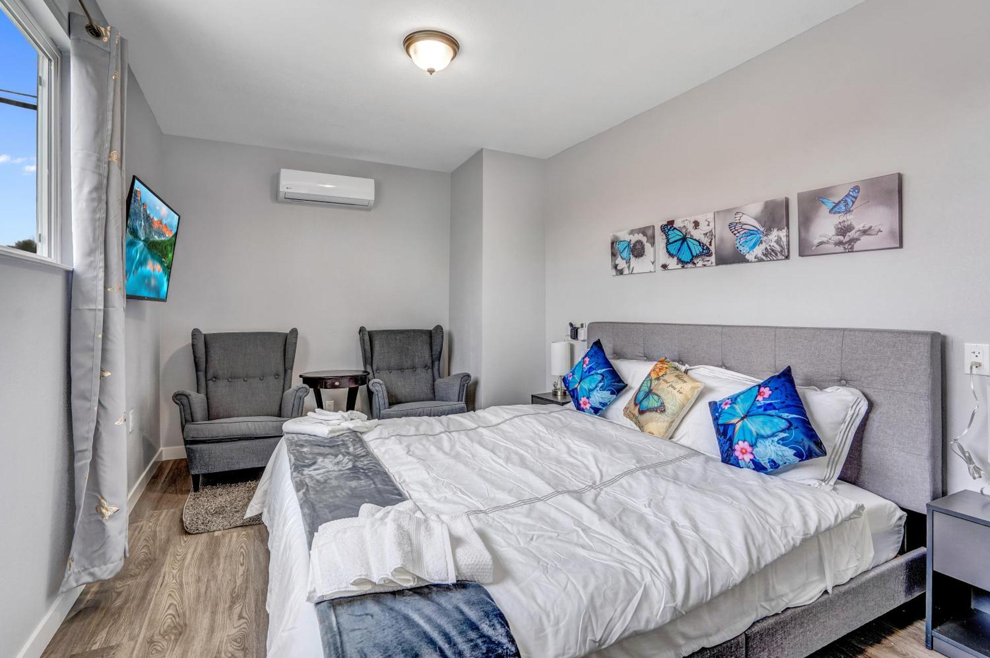 Big Group, Remodeled, Landscaped, King Beds, Desks Las Vegas