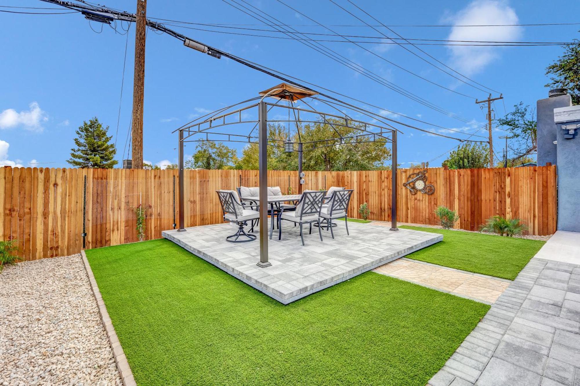 Big Group, Remodeled, Landscaped, King Beds, Desks Casa vacanze