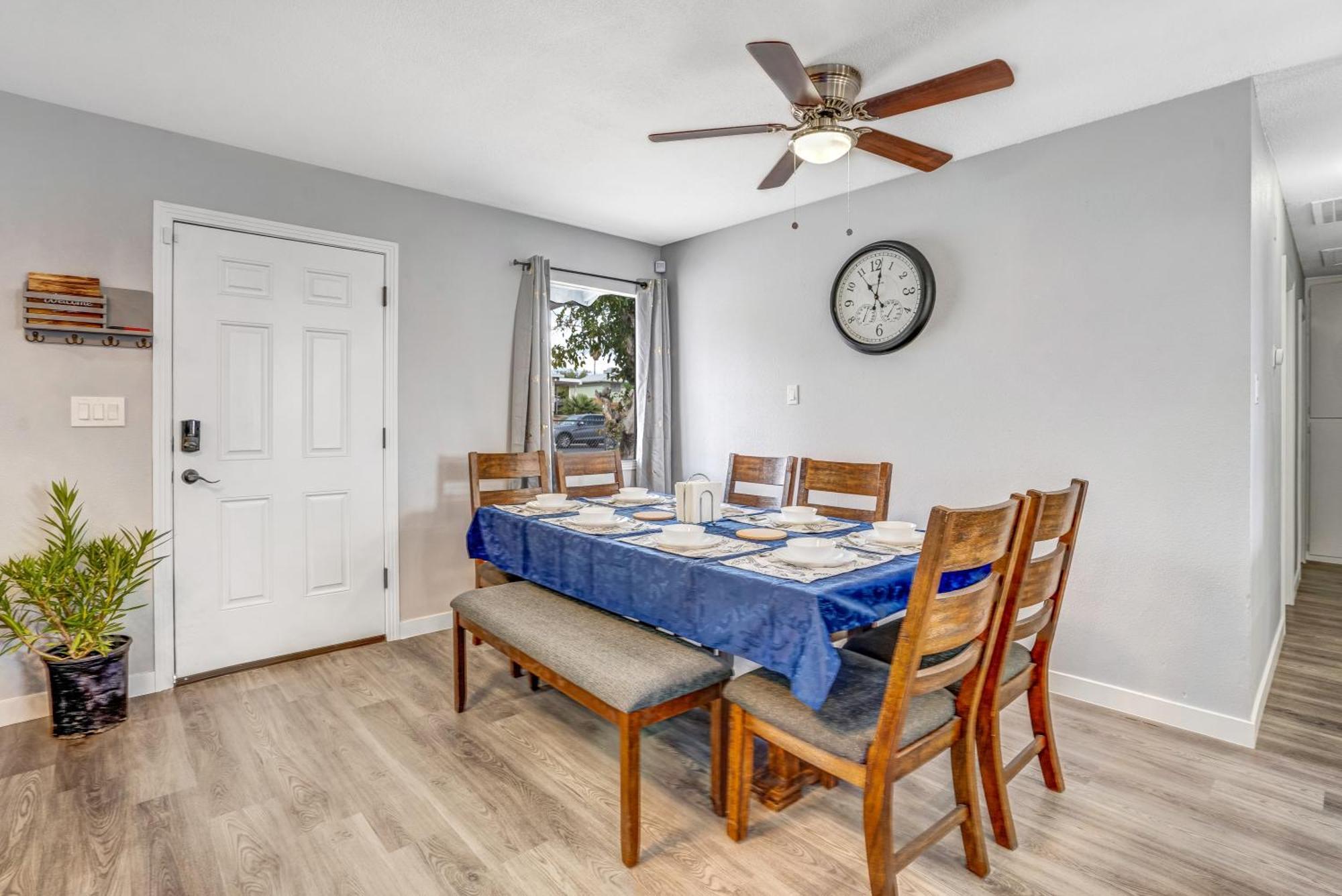 Big Group, Remodeled, Landscaped, King Beds, Desks Casa vacanze *
