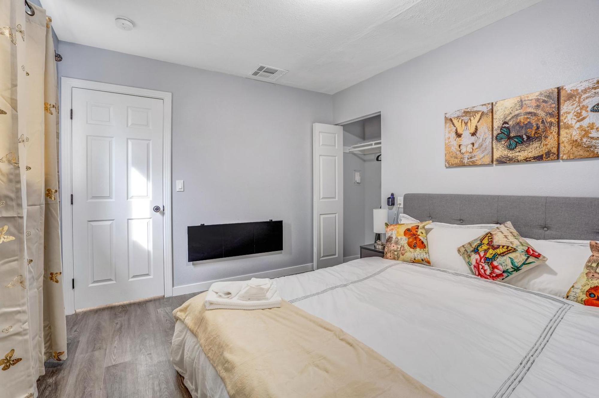 Big Group, Remodeled, Landscaped, King Beds, Desks Casa vacanze