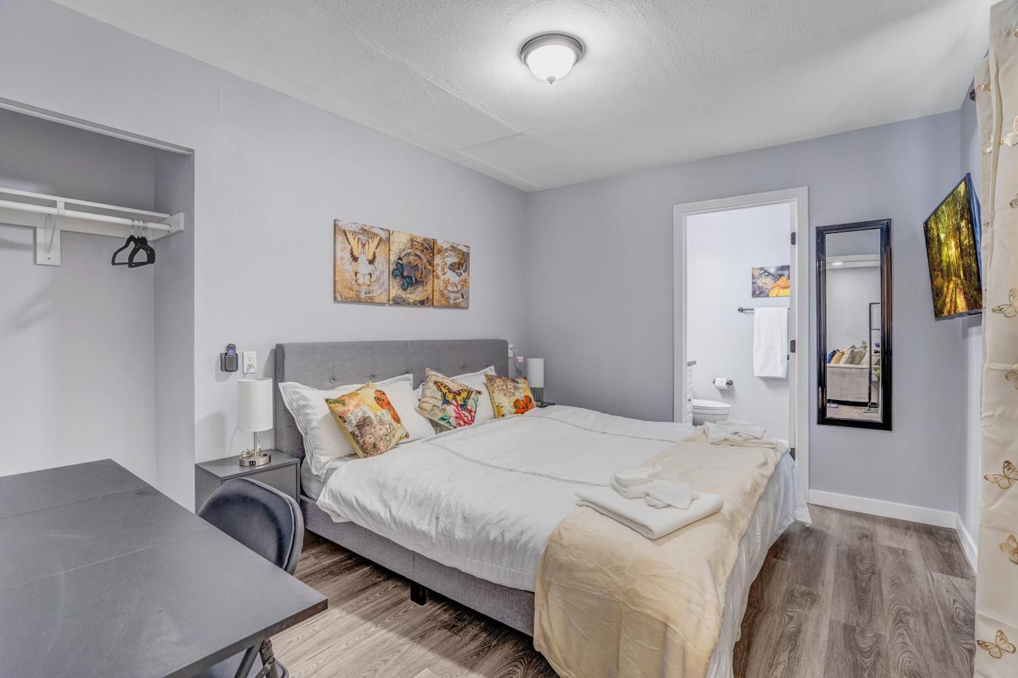 Holiday home Big Group, Remodeled, Landscaped, King Beds, Desks Las Vegas