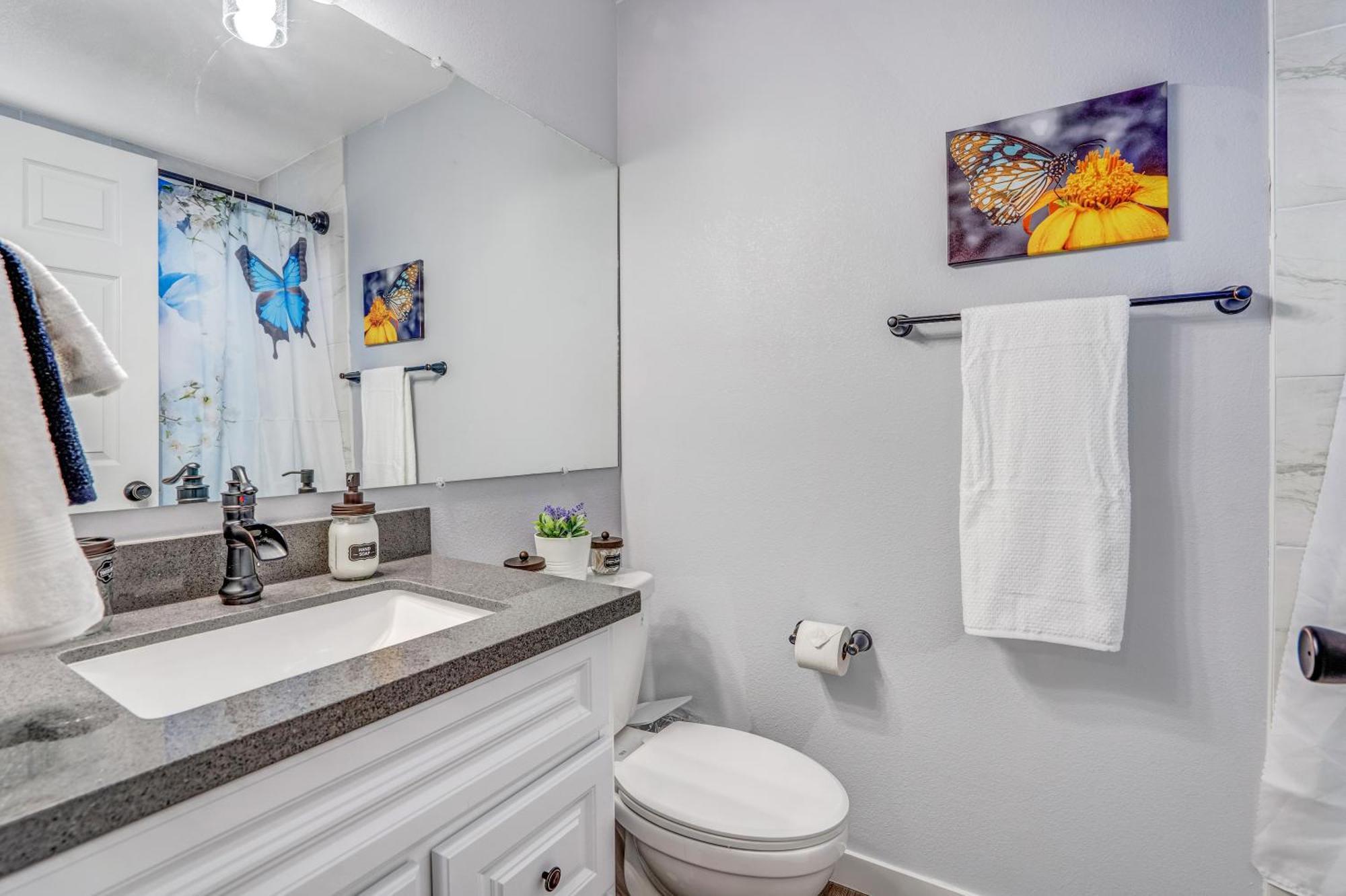 Big Group, Remodeled, Landscaped, King Beds, Desks Las Vegas