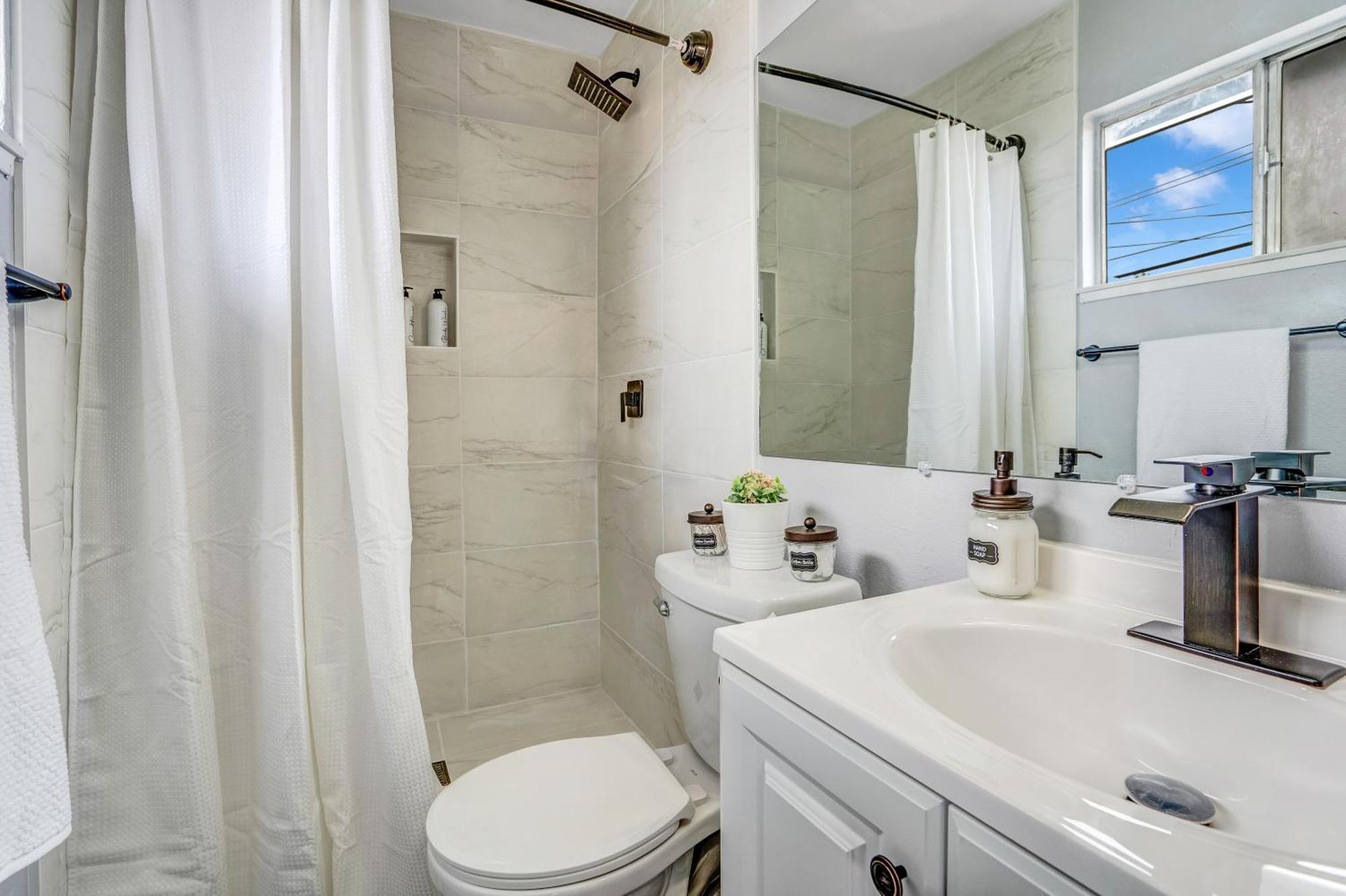 Big Group, Remodeled, Landscaped, King Beds, Desks Holiday home *