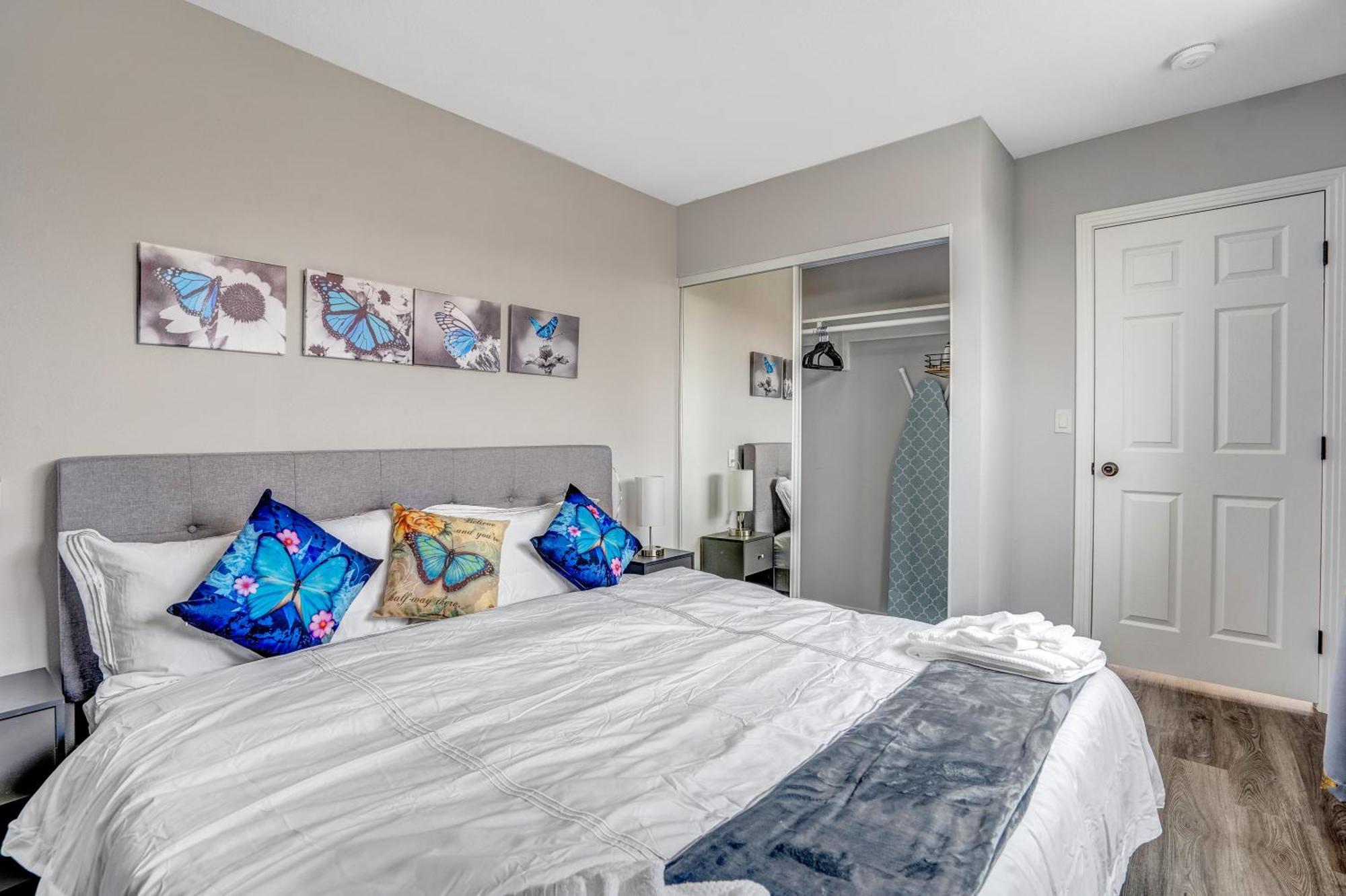 Big Group, Remodeled, Landscaped, King Beds, Desks *