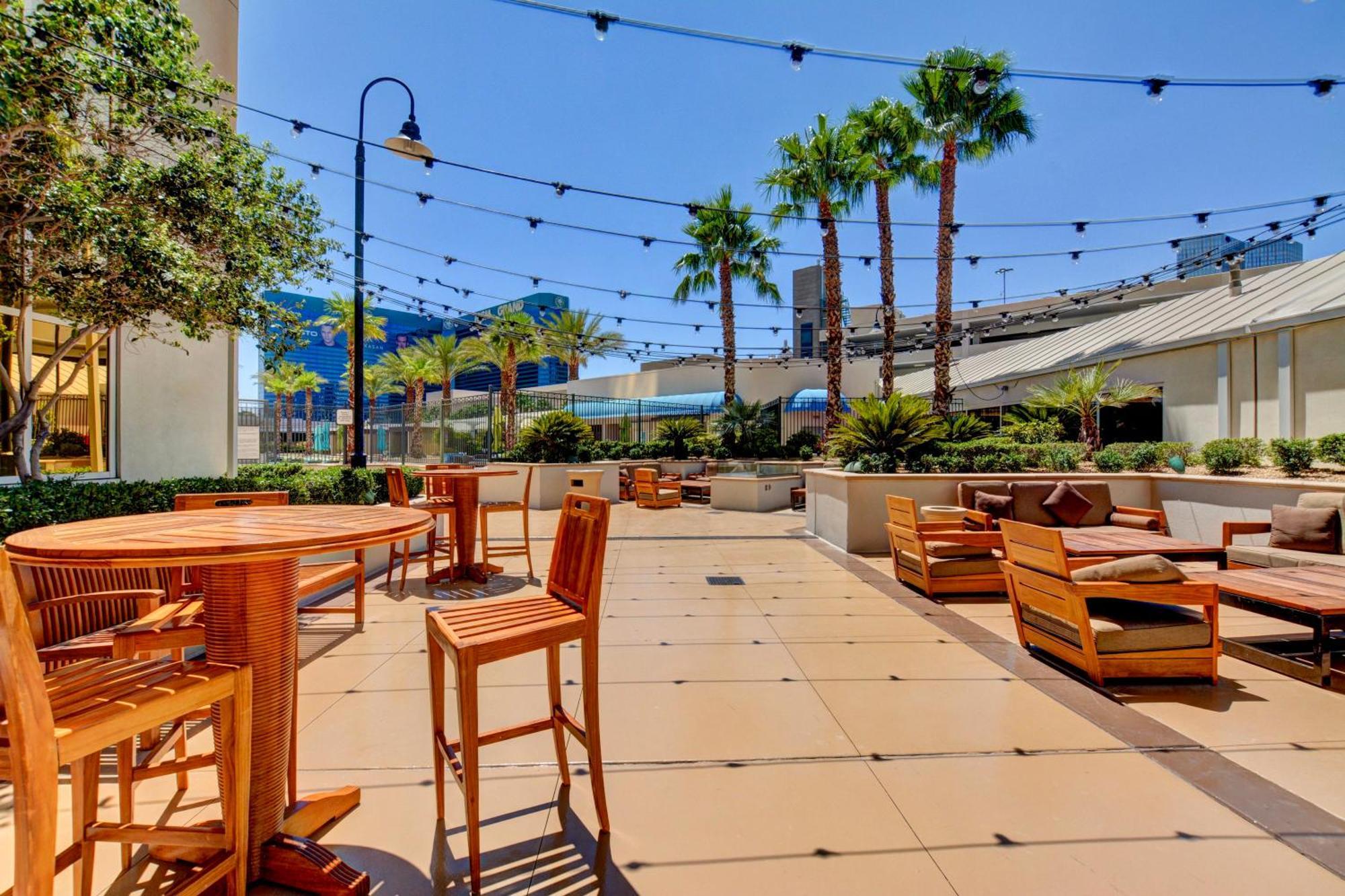 Strip View - No Fee ! Appartement *
