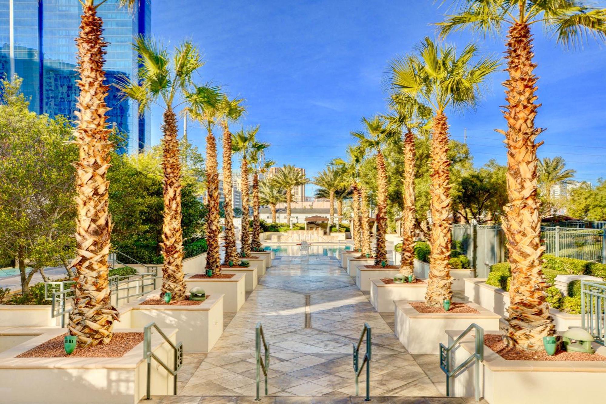 Strip View - No Fee ! Appartement *