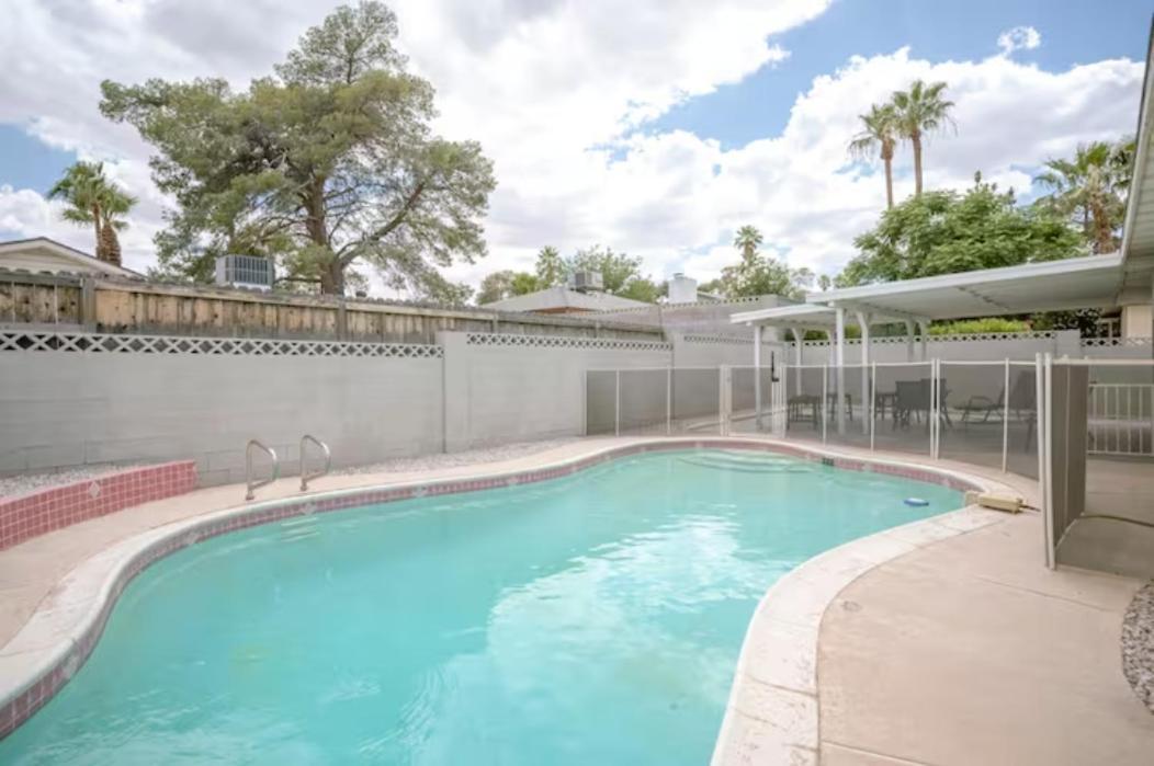 Pool 4 Bedroom 2 Bath Close To Strip Holiday home Las Vegas