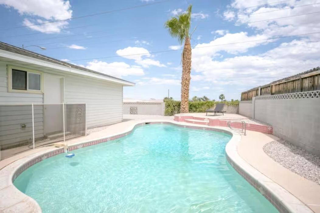 Pool 4 Bedroom 2 Bath Close To Strip Holiday home