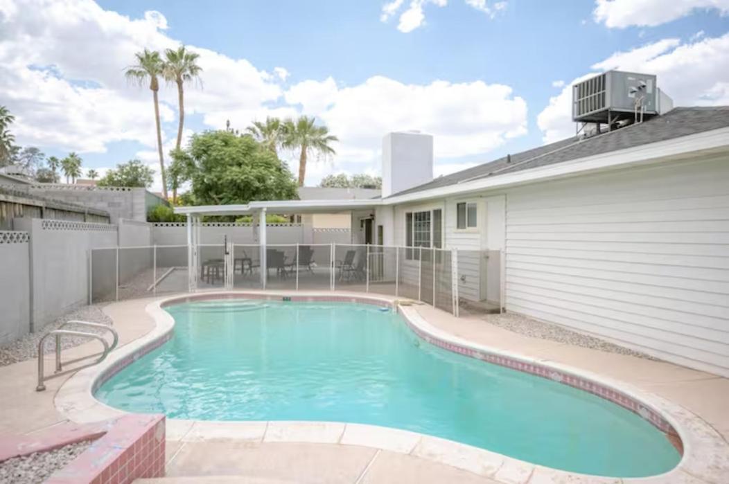 Holiday home Pool 4 Bedroom 2 Bath Close To Strip *