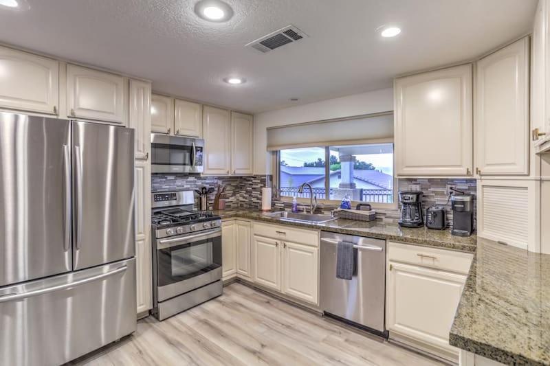 Vegas Saltwater Pool, Jacuzzi, Hammocks, Rv Parking