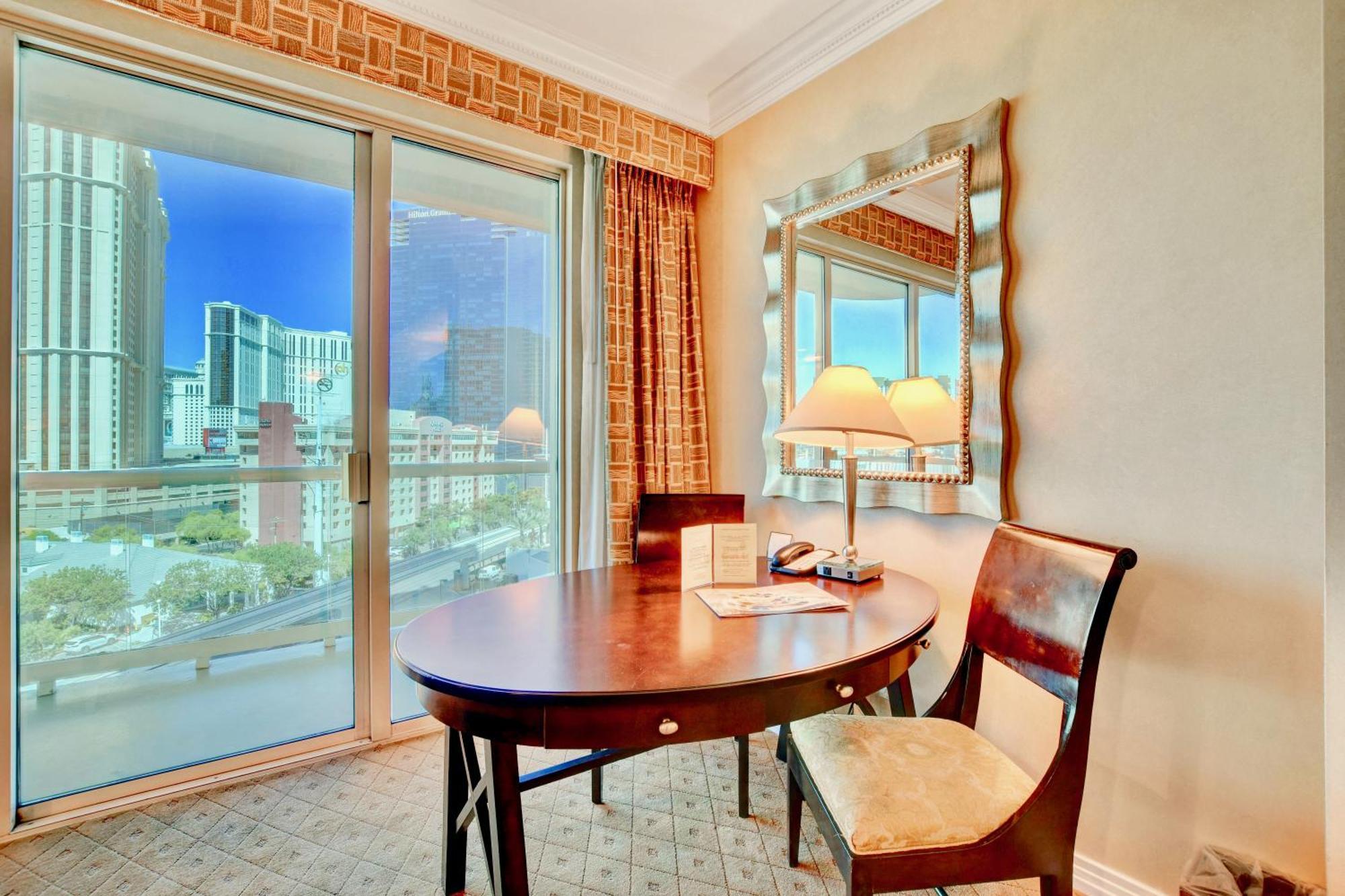 Strip View Balcony - No Fee ! Las Vegas