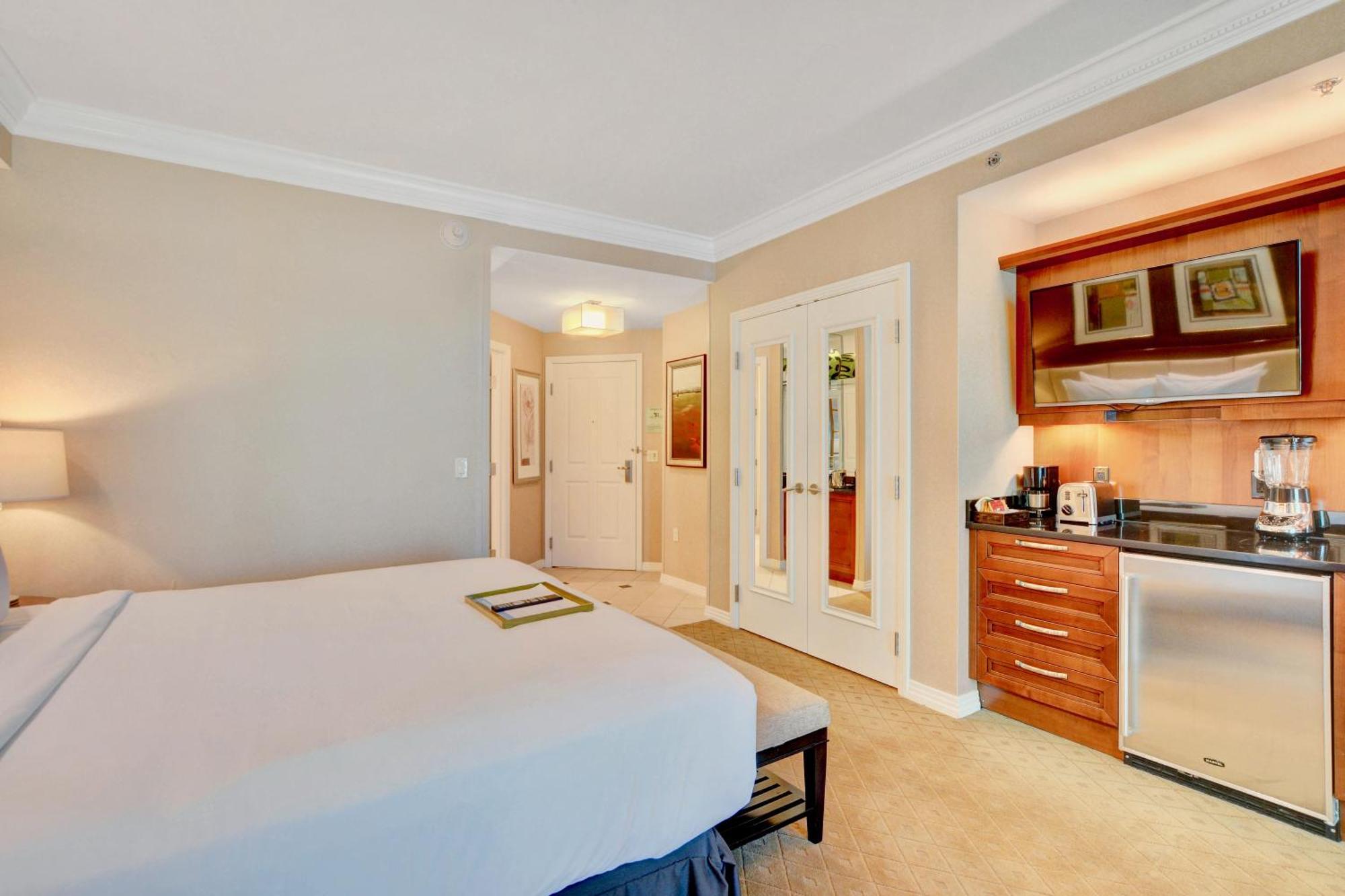 Strip View Balcony - No Fee ! *