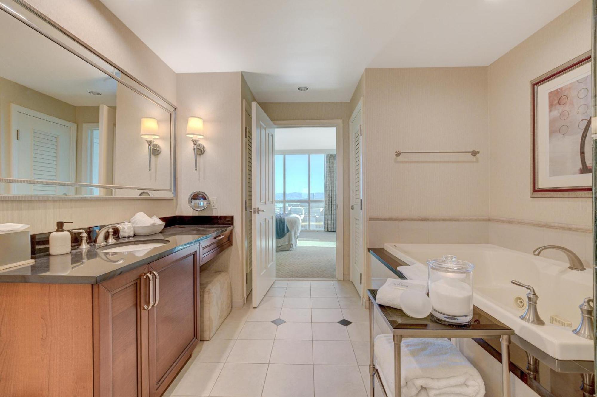 Luxurious 1 Bd/2bth Premium Mgm Signature W/balcony Aparthotel
