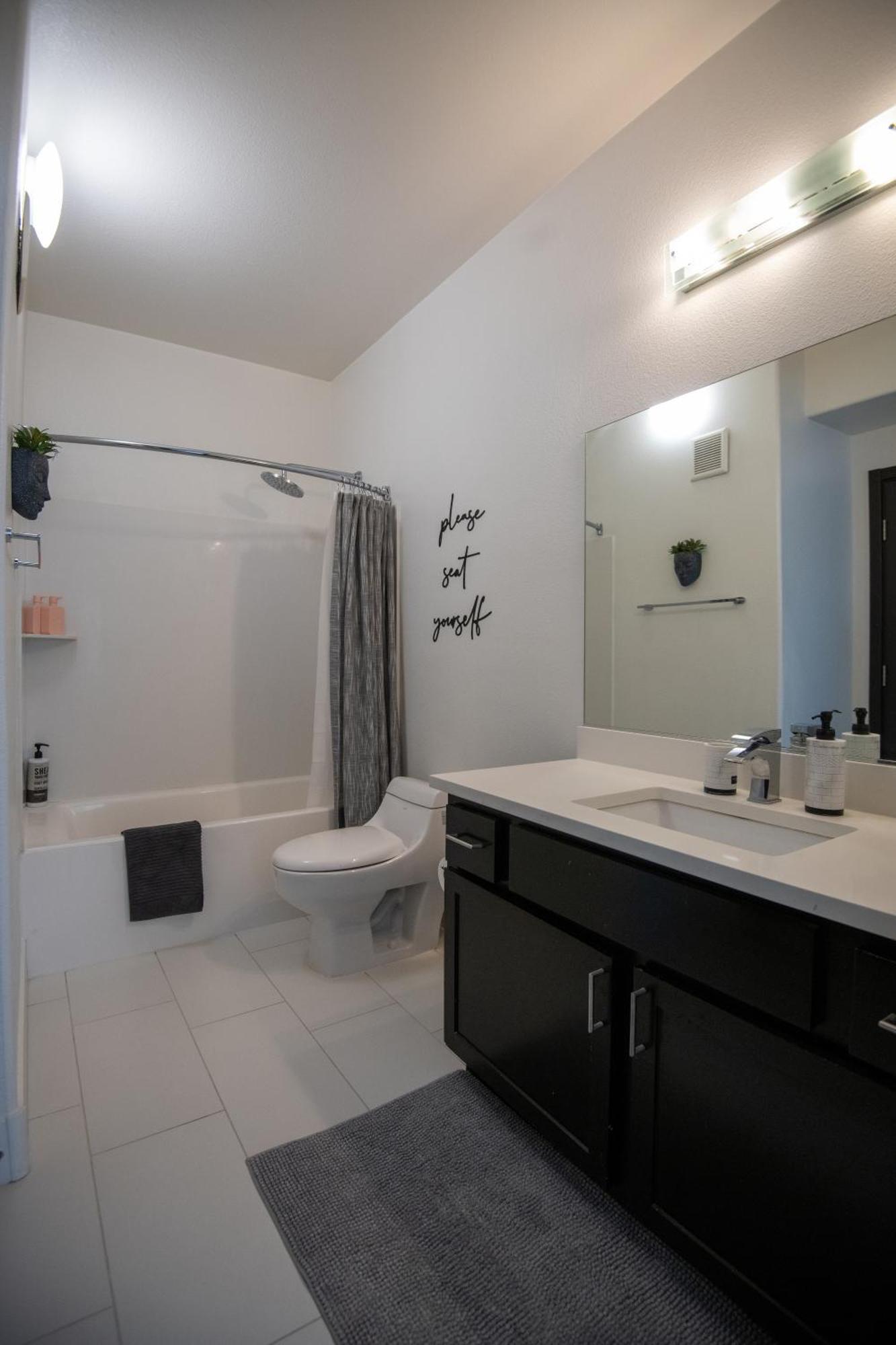 Luxury 2br/w King Apartment *