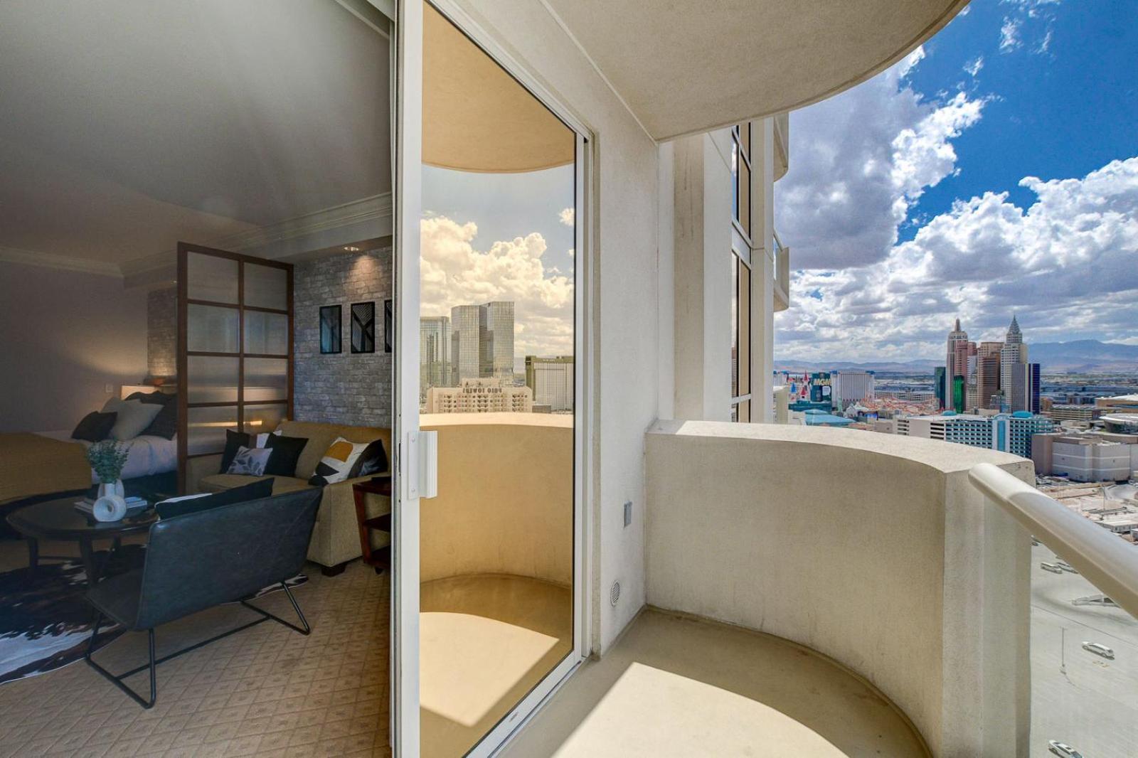 Premium Mgm Signature High Flr Balcony Strip View Aparthotel