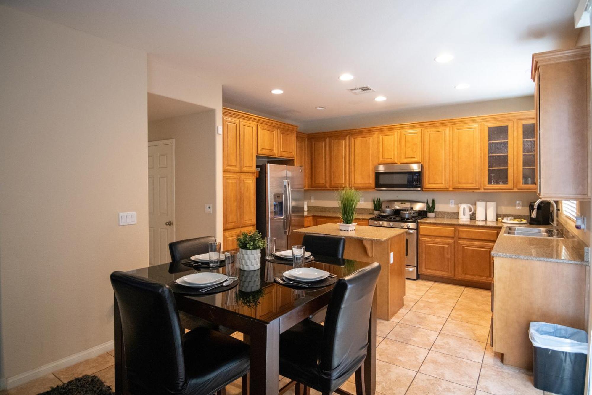 Large 3br King Moments Away From Strip Las Vegas