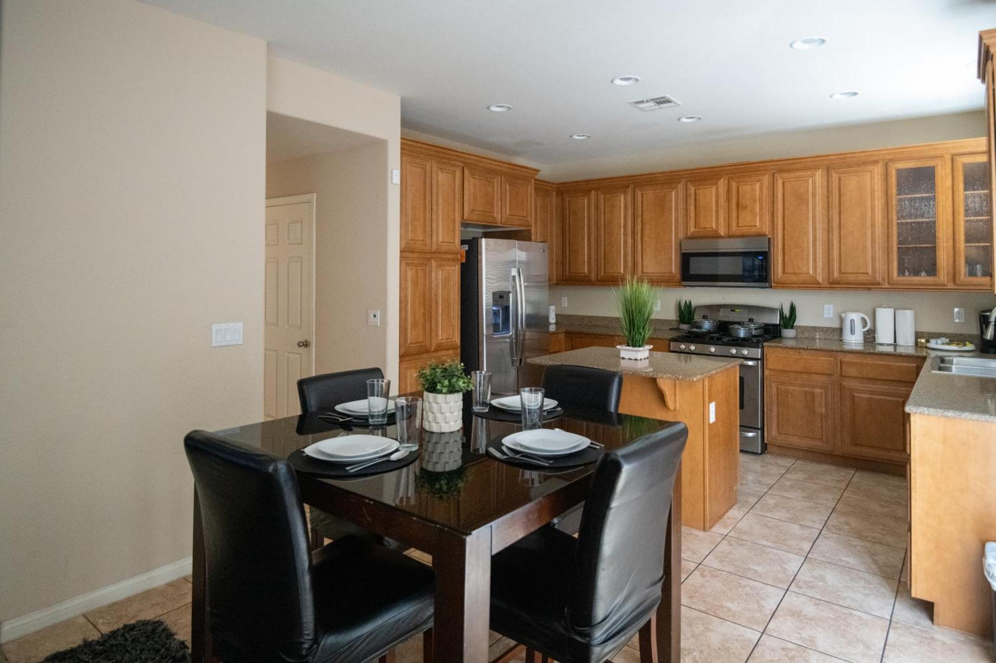 Large 3br King Moments Away From Strip *