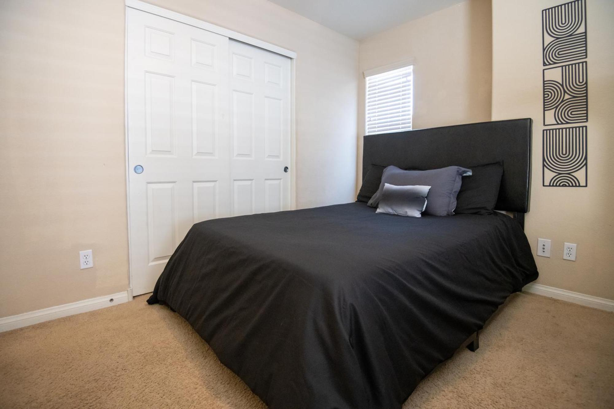 Large 3br King Moments Away From Strip *