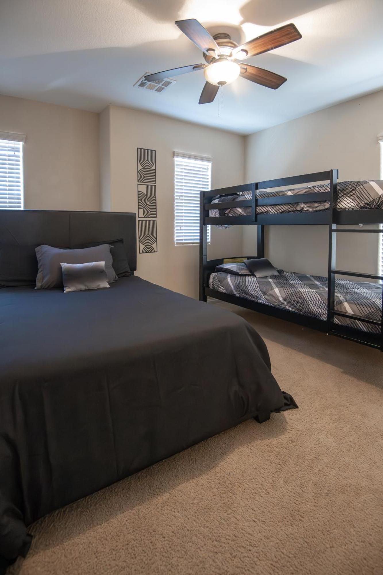 Large 3br King Moments Away From Strip * Las Vegas