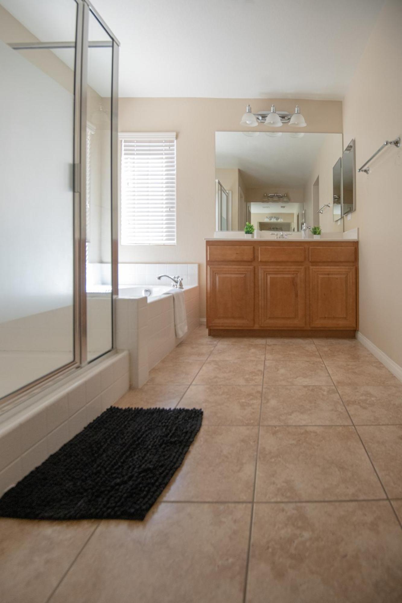 Large 3br King Moments Away From Strip Las Vegas
