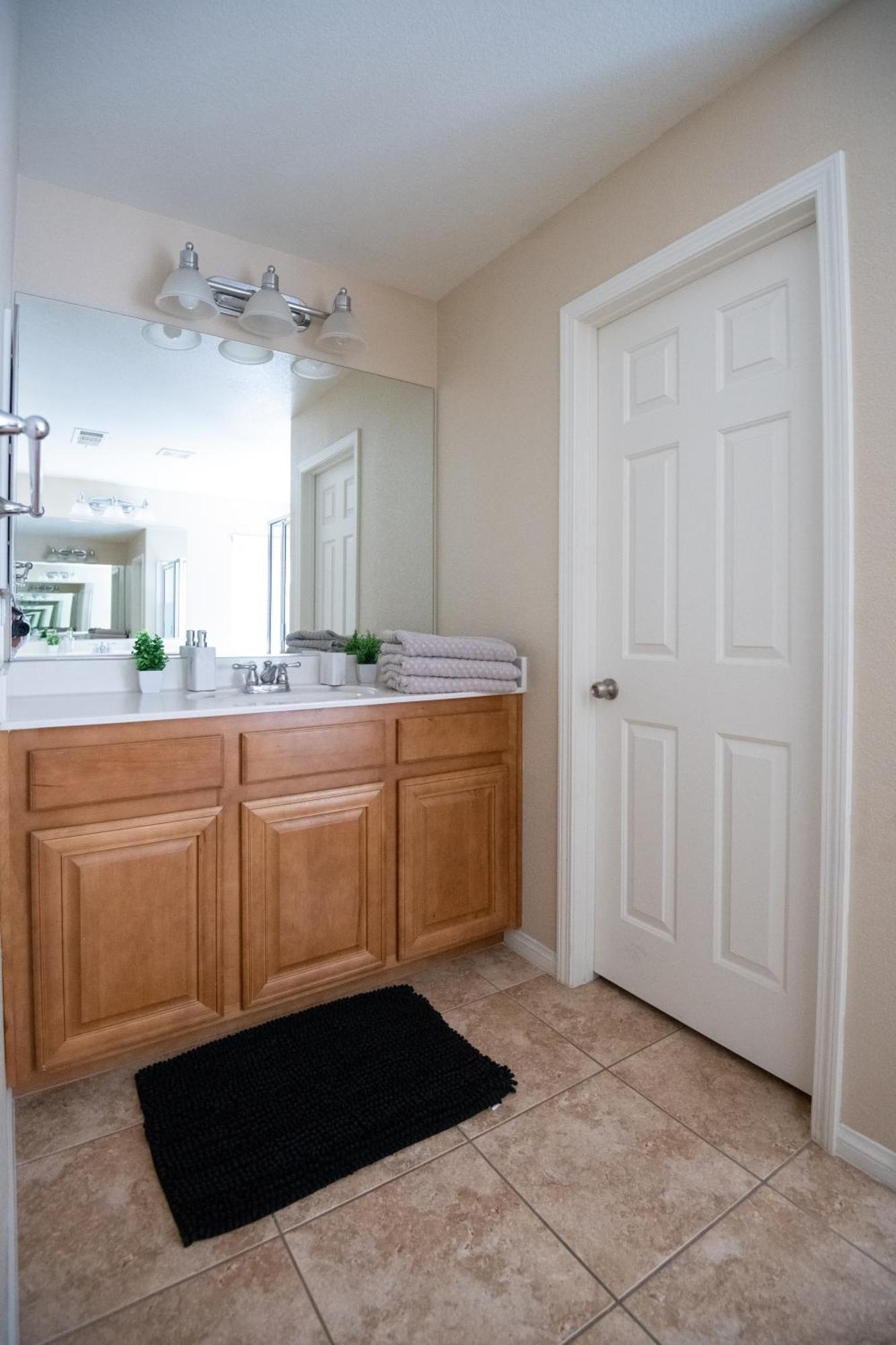 Large 3br King Moments Away From Strip *