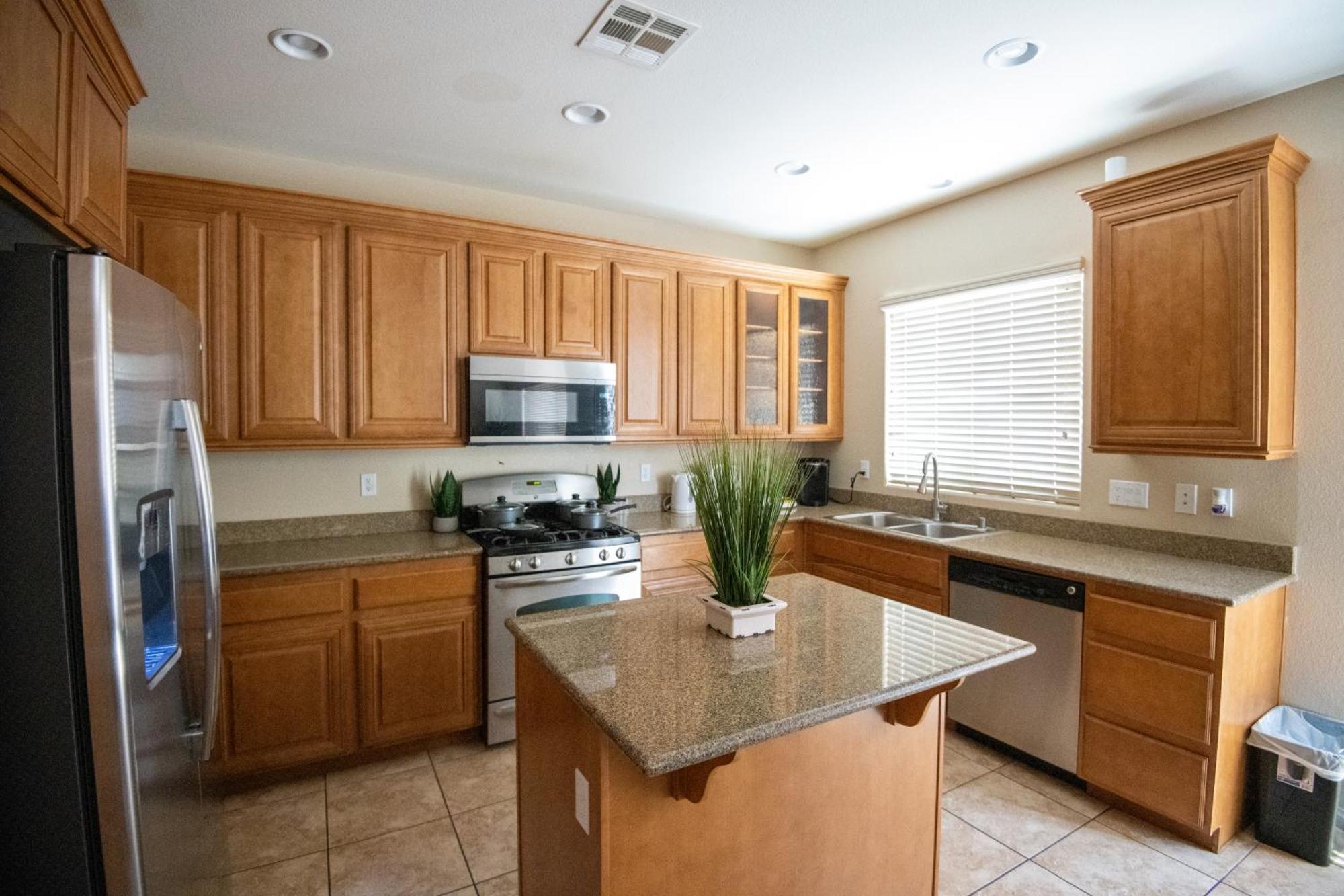 Large 3br King Moments Away From Strip Las Vegas