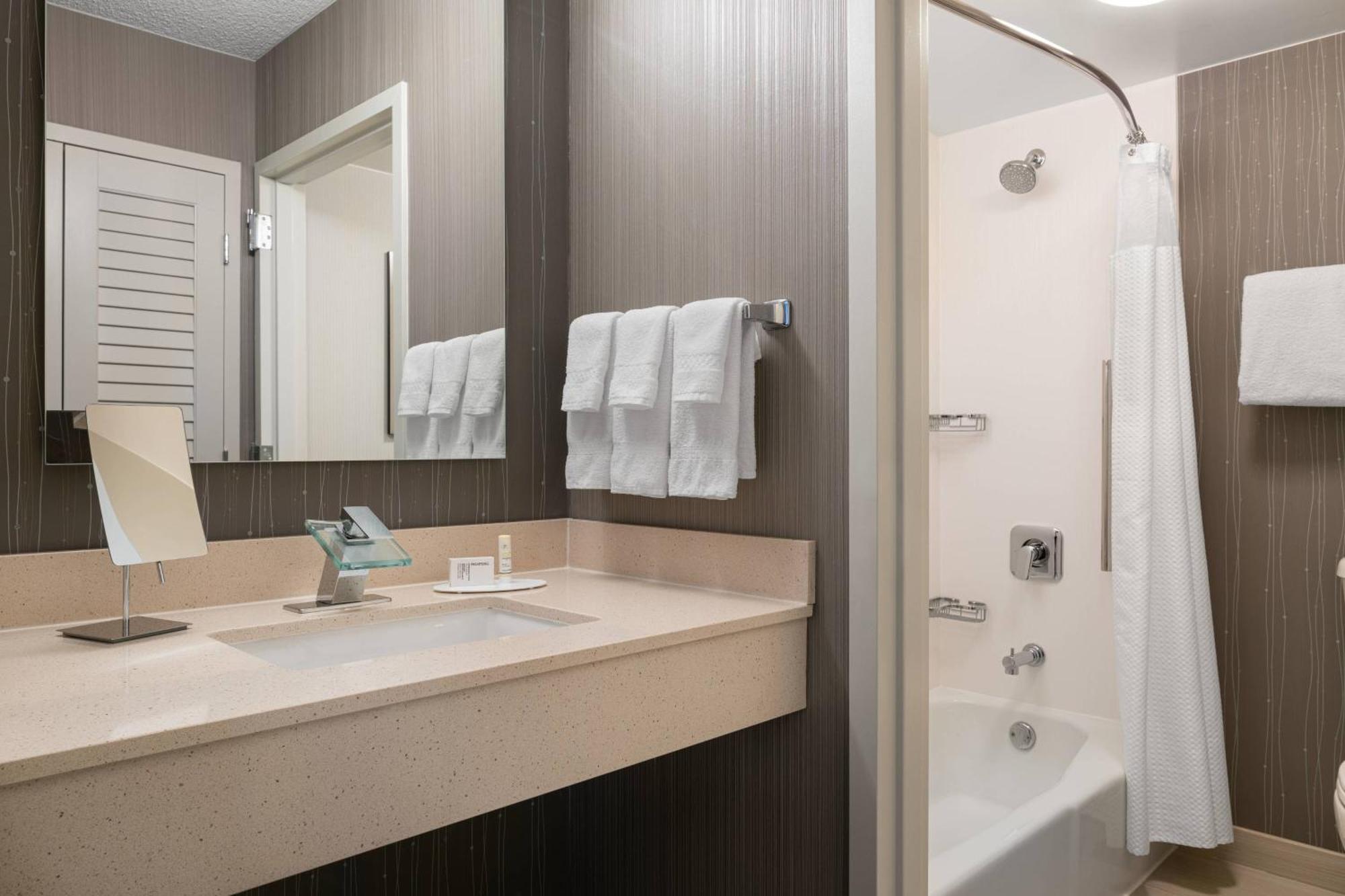 Courtyard By Marriott Vegas Convention Center Hotel 3*